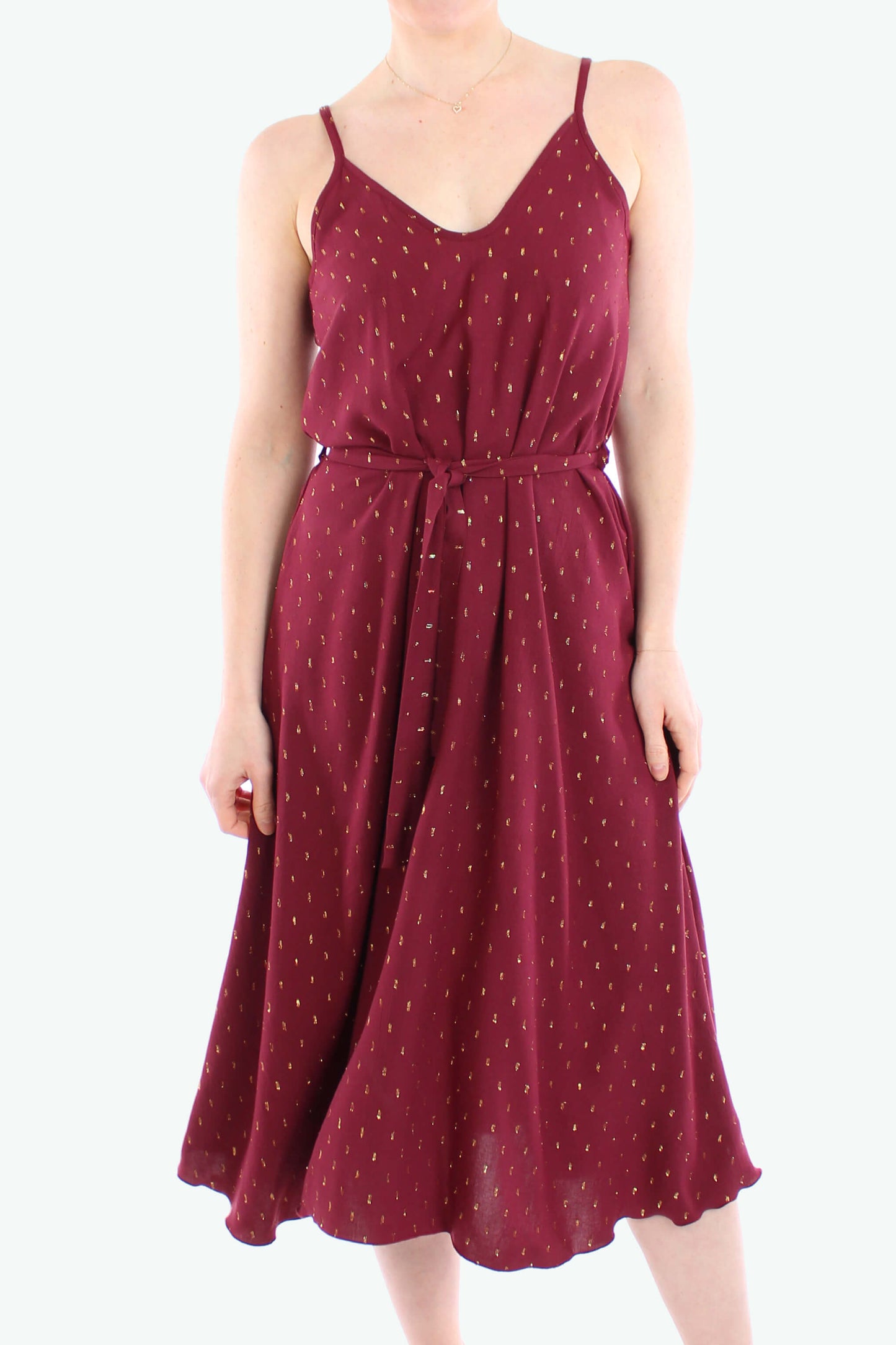 Midikleid in Bordeaux mit goldenen Punkten und schmalen Trägern – Sommerkleid von LA.LUKA Berlin, Detailansicht der Taille mit Bindegürtel.
