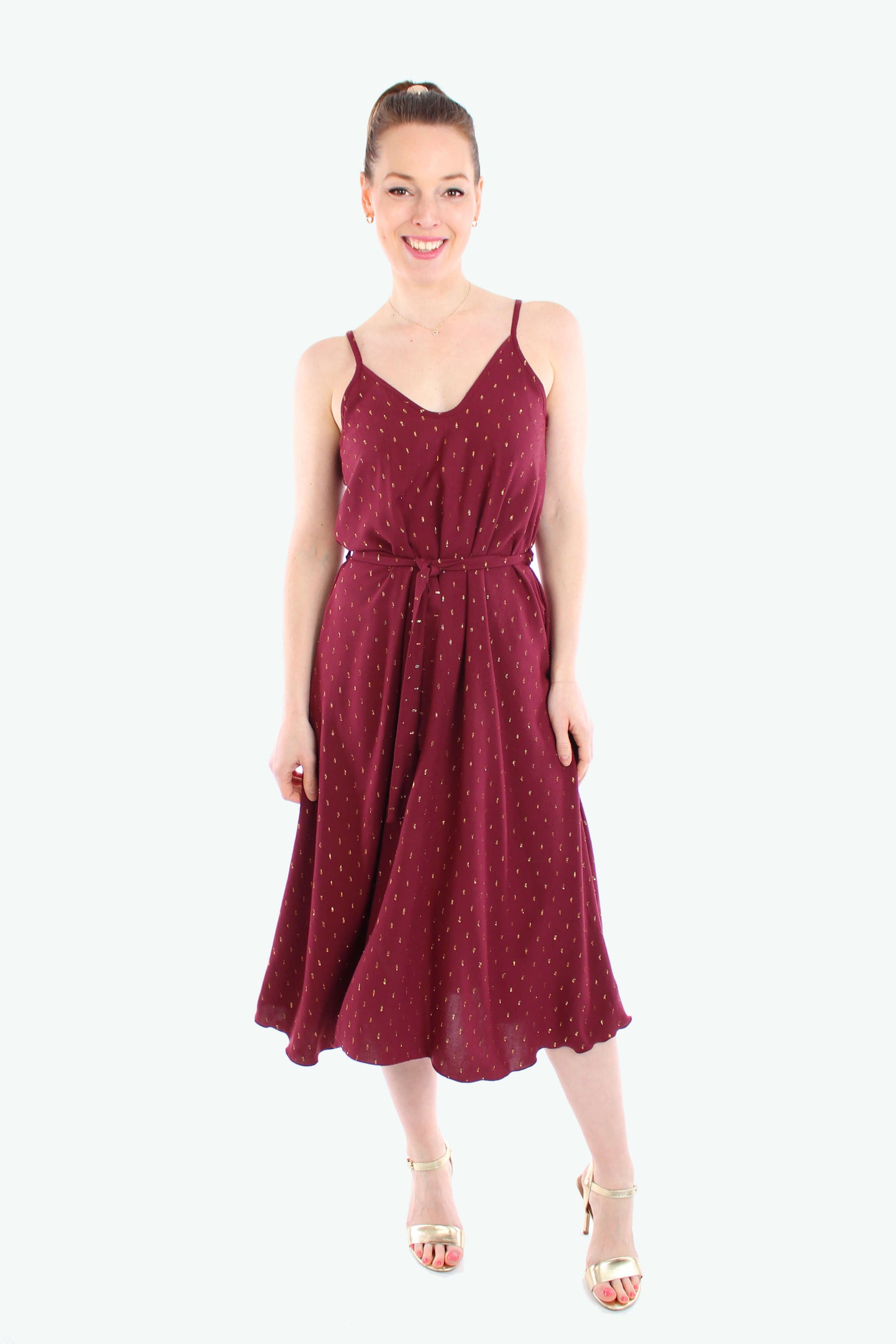 Midikleid in Bordeaux mit goldenen Punkten und schmalen Trägern – Sommerkleid von LA.LUKA Berlin.