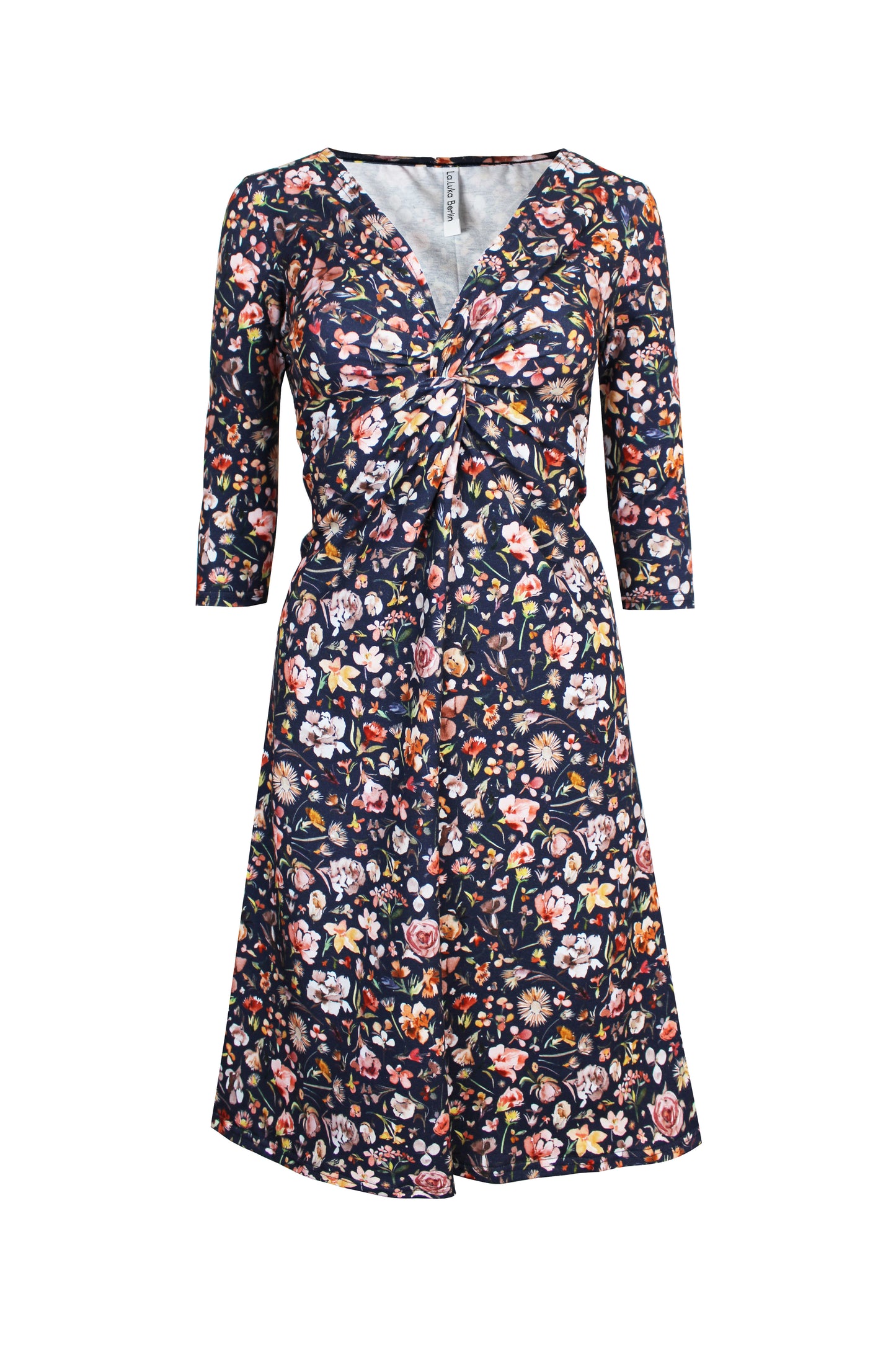 Knielanges Knotenkleid in dunkelblau mit Blumenmuster aus Baumwolle von LA.LUKA Berlin.