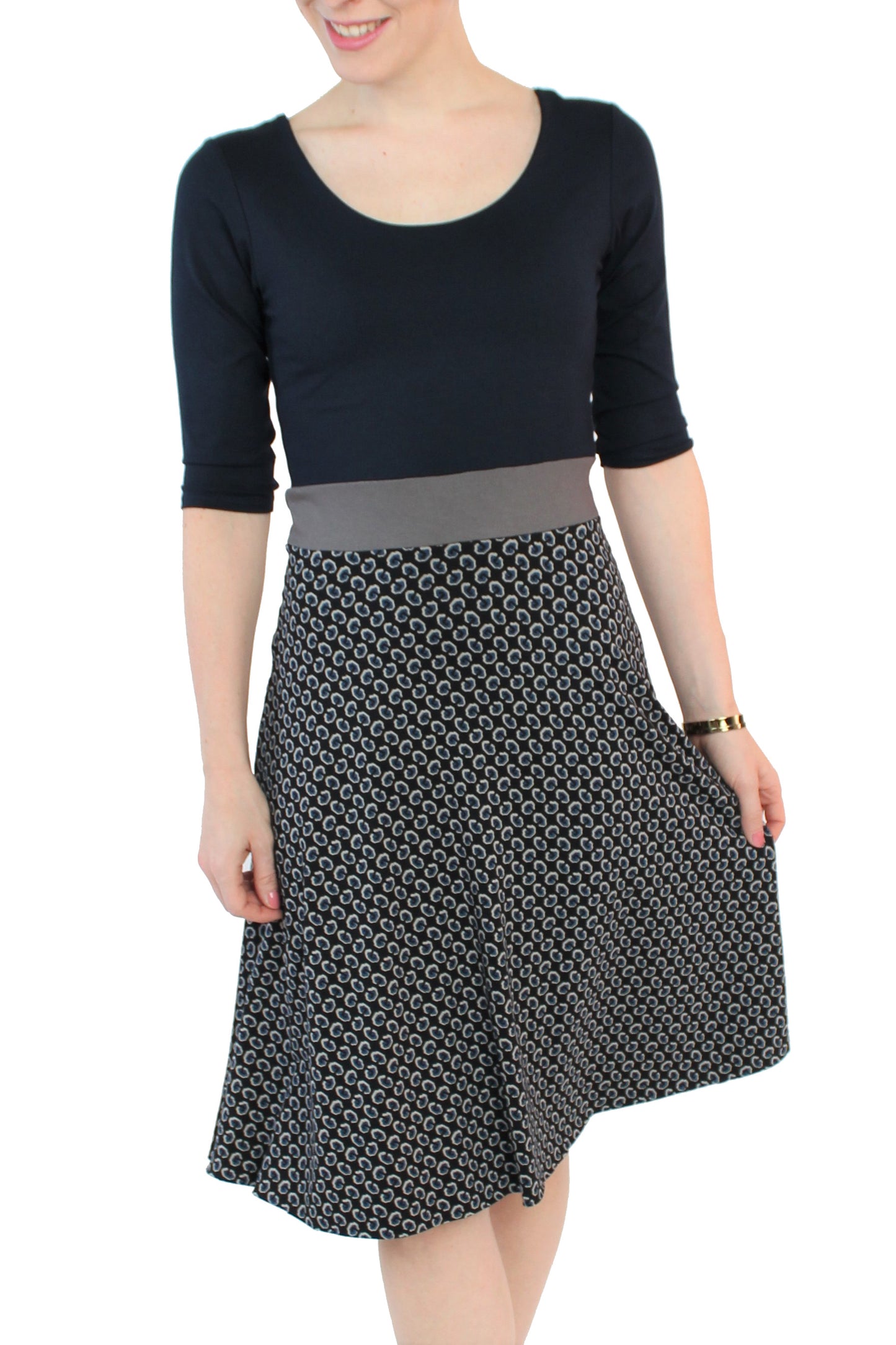 Knielanges Jerseykleid in dunkelblau und taupe aus Viskose von LA.LUKA Berlin.