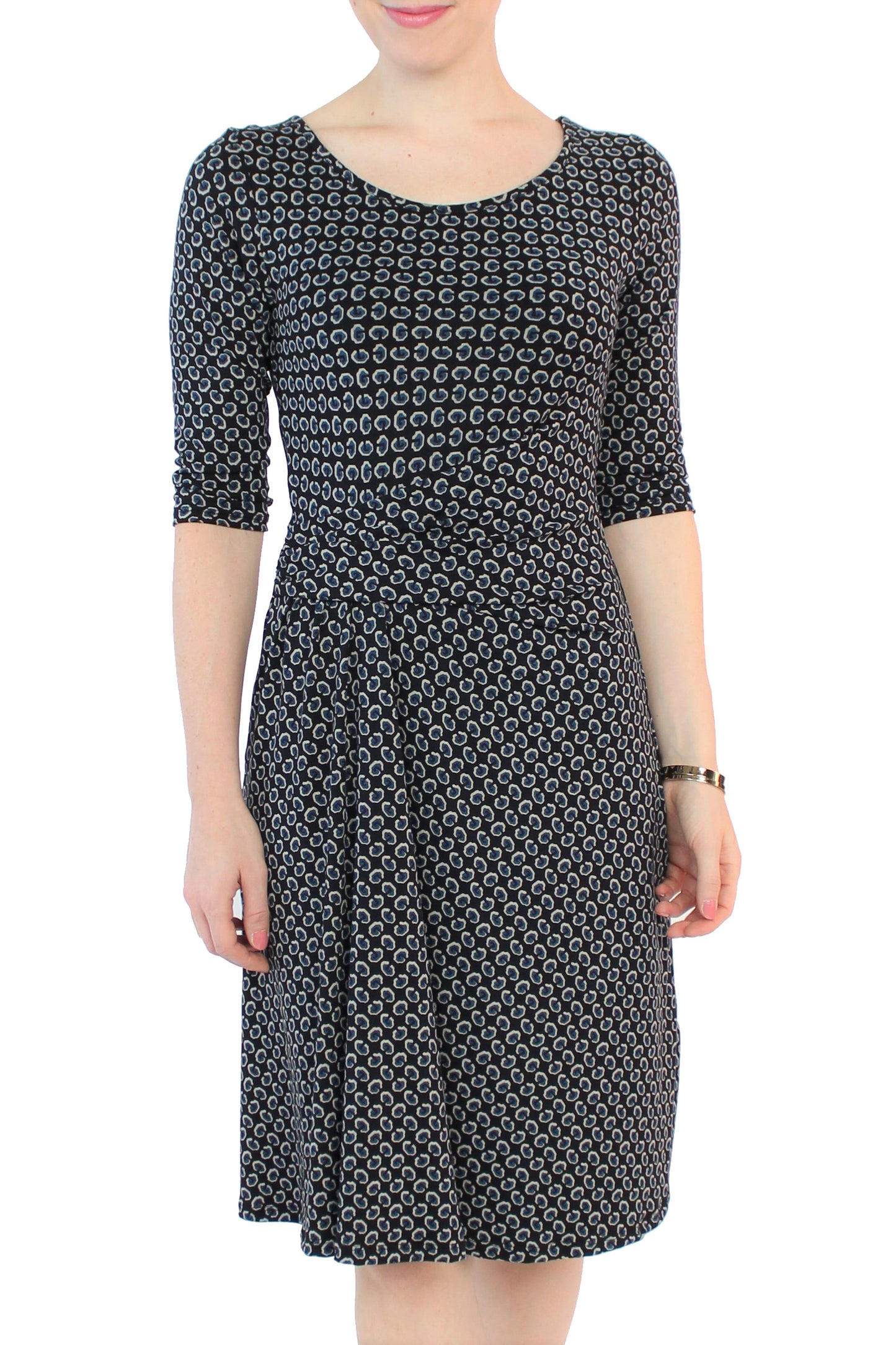 Elegantes, schwarzes Jerseykleid mit dunkelblauen Punkten und Rundhalsausschnitt von LA.LUKA Berlin.