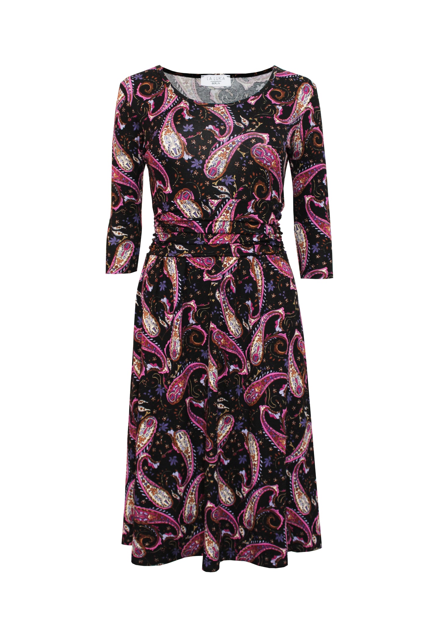 Knielanges, schwarzes Jerseykleid mit lila Paisleymuster und Rundhalsausschnitt von LA.LUKA Berlin.