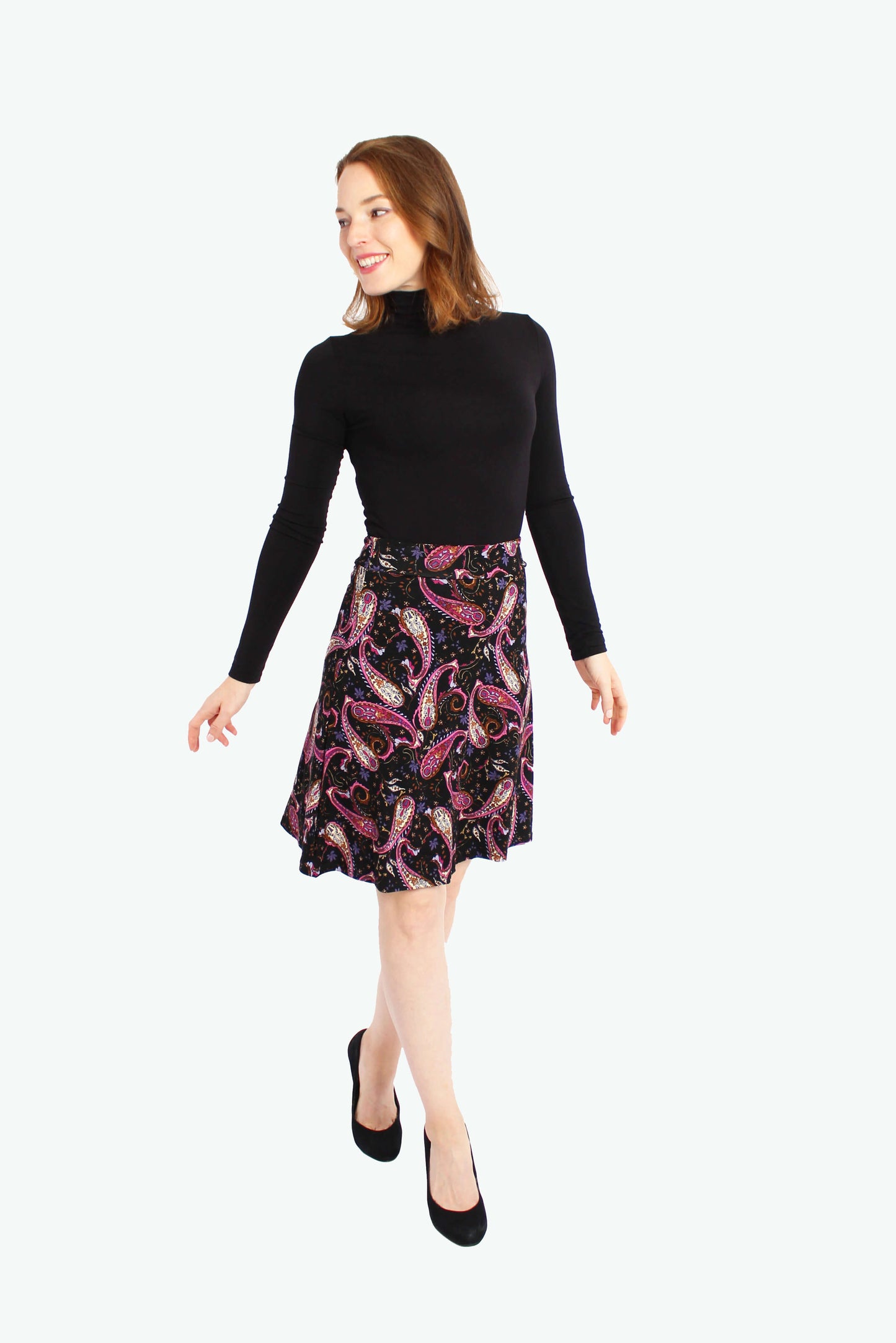 Knielanger Jerseyrock in schwarz mit Paisleymuster - LA.LUKA Berlin