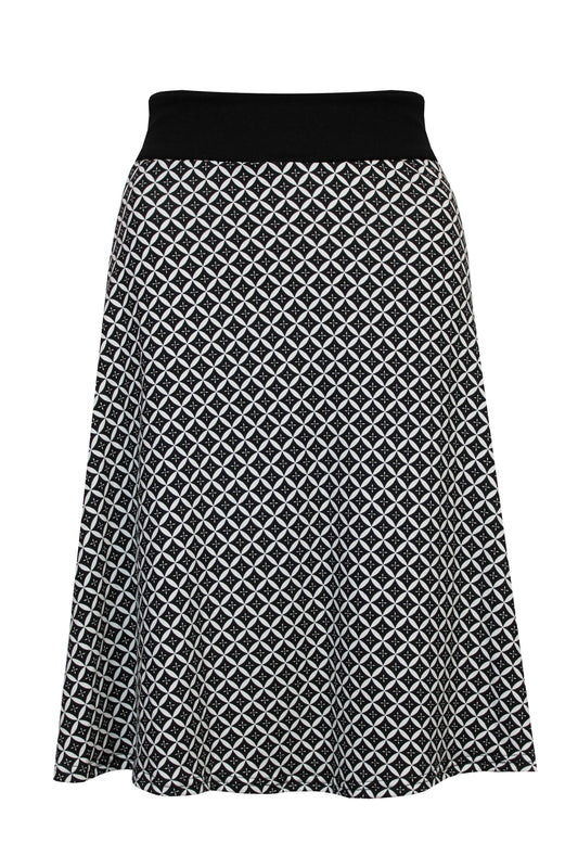 Knielanger A-Linienrock in schwarz/weiß aus Viskosejersey von LA.LUKA Berlin.