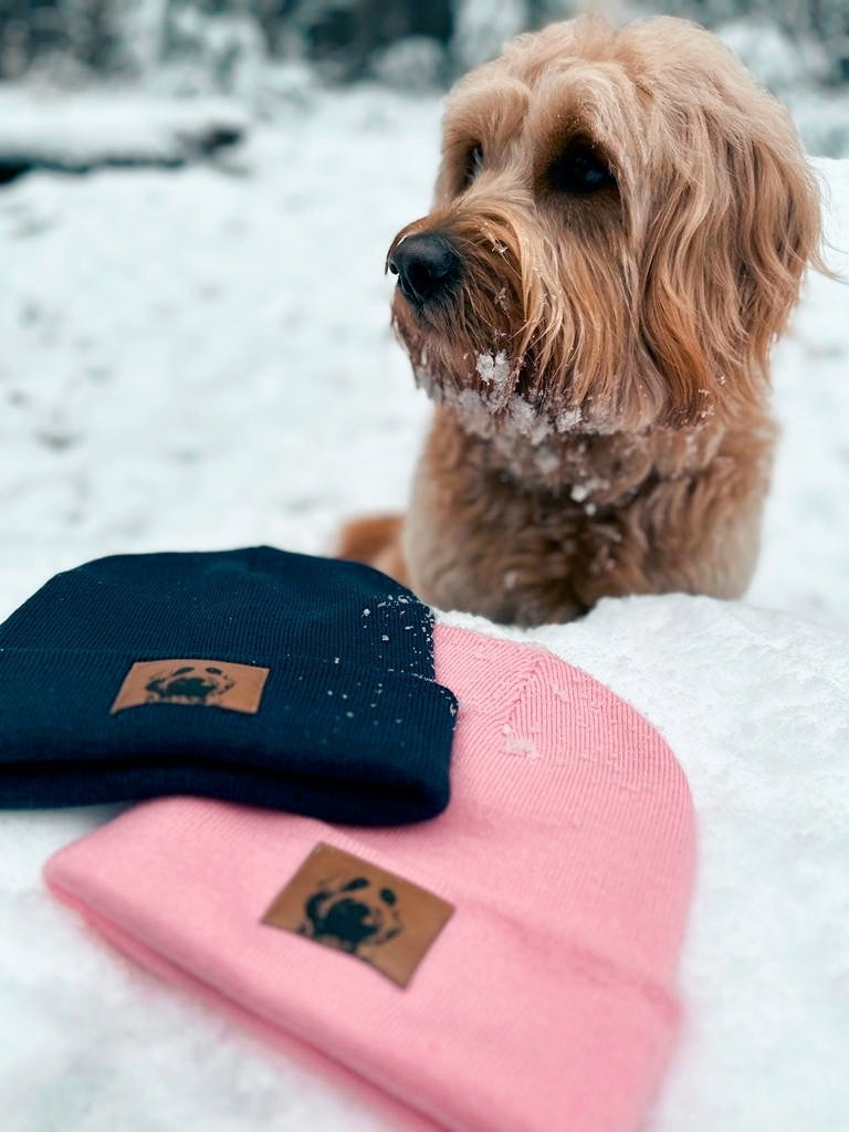 Mützen im Schnee in dunkelblau und rosa mit Australian Labradoodle/Goldendoodle Motiv von LA.LUKA Berlin.