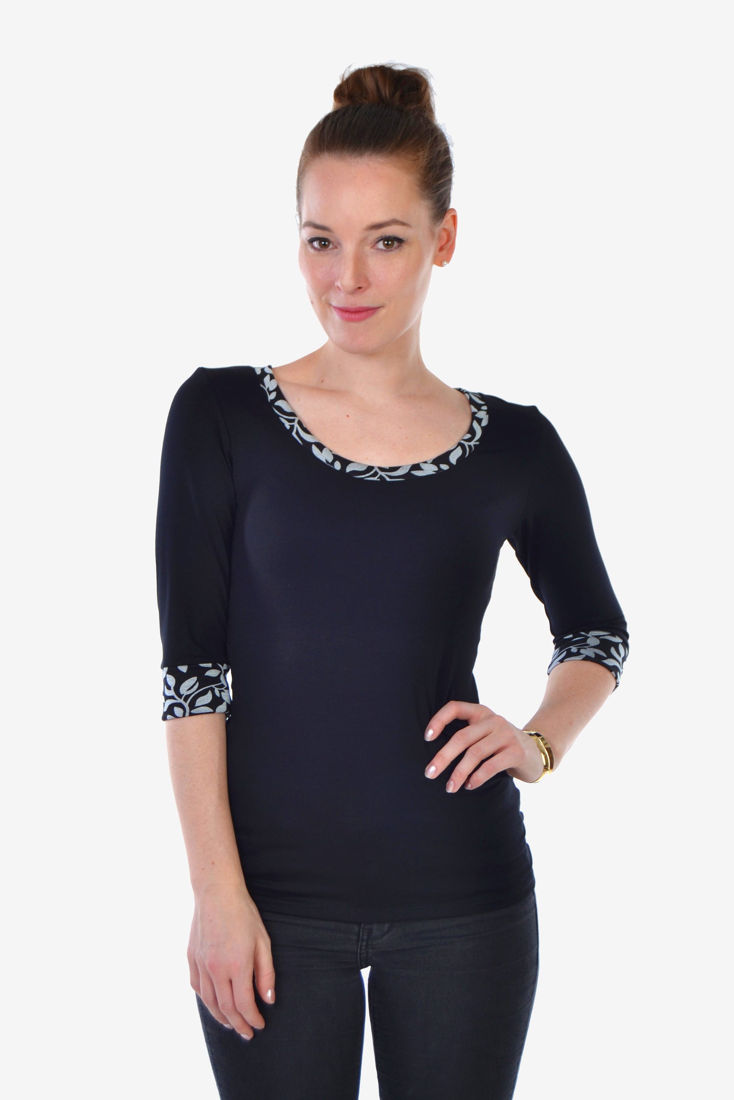 Frau in einem schwarzen Top mit grauen Blumenmuster und Rundhalsausschnitt von LA.LUKA Berlin.