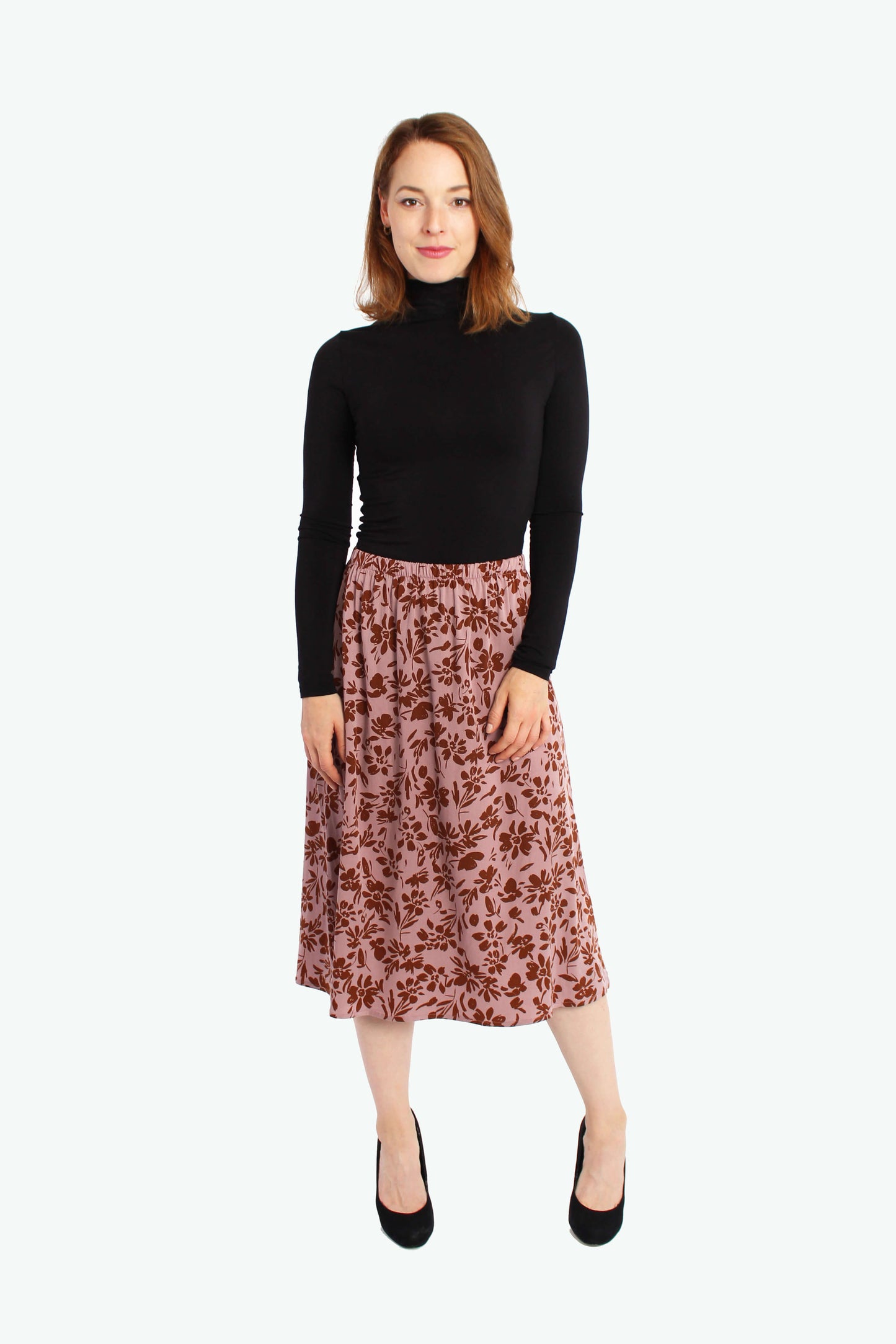 Frau in einem Midirock mit Blumenprint in rosé und braun von LA.LUKA Berlin.