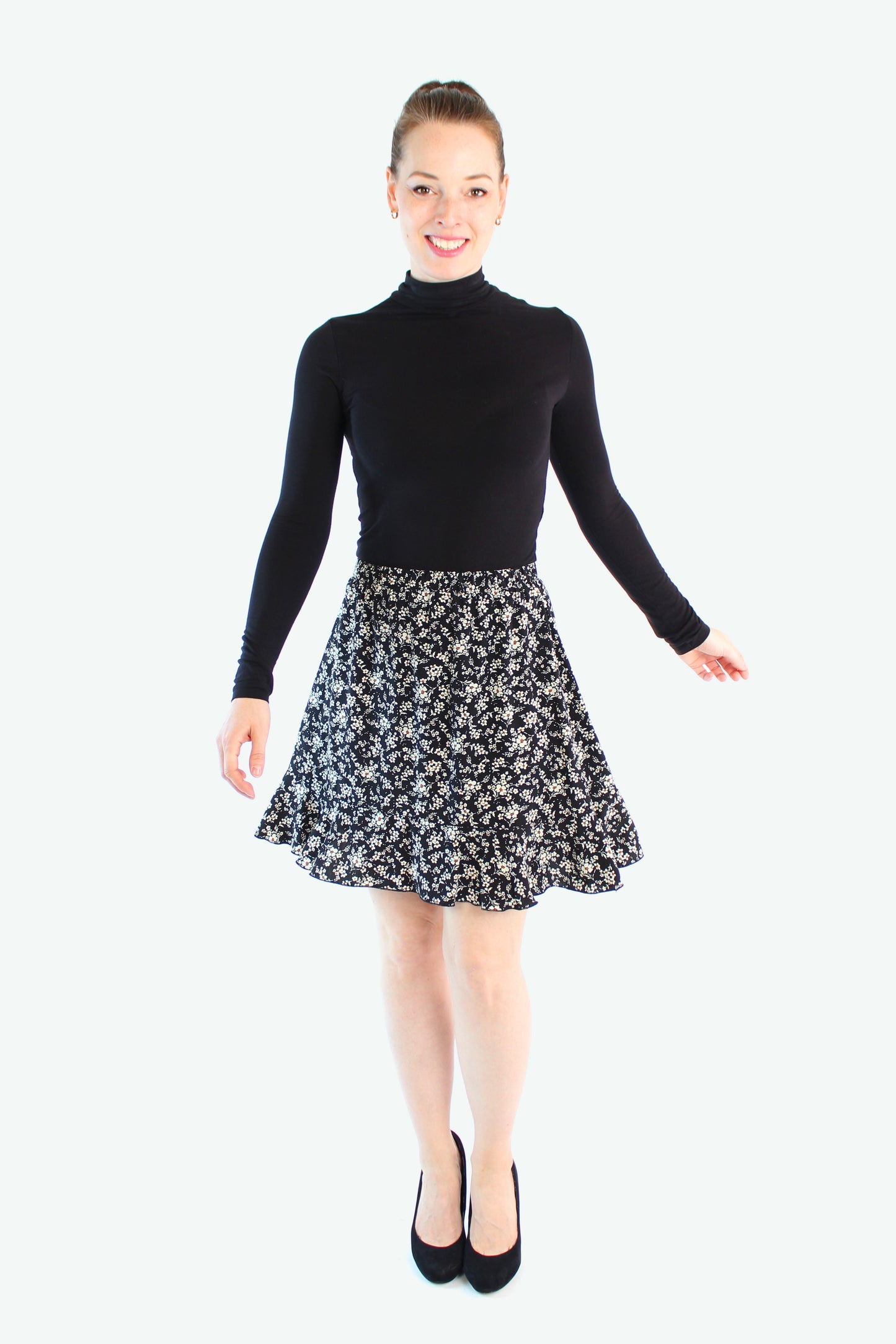 Luftiger geblümter Minirock mit Volantsaum aus Viskose – Herbstrock von LA.LUKA Berlin in Bewegung.