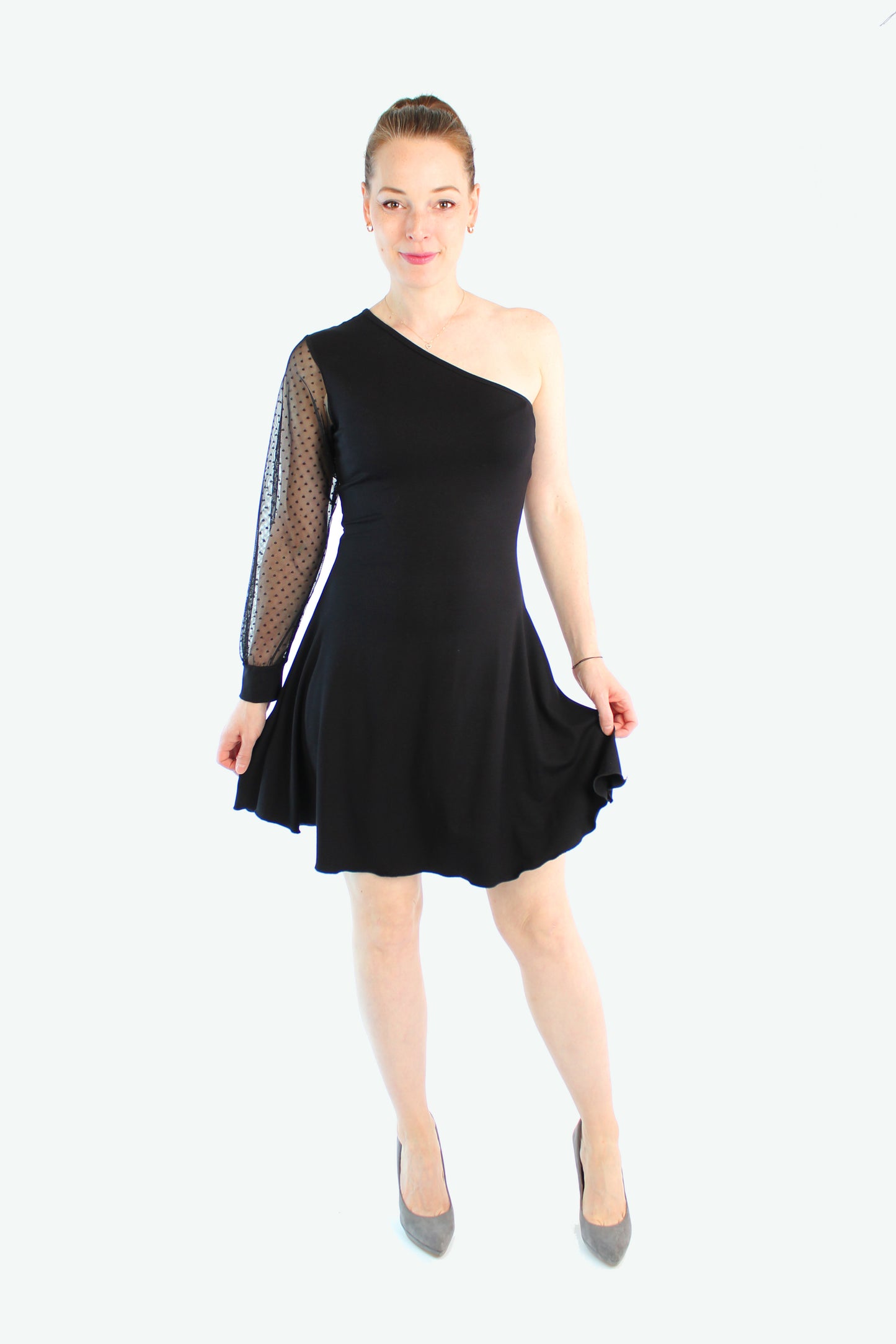 Schwarzes One-Shoulder Kleid mit schwingendem Rock und Tüllärmel – elegantes Design von LA.LUKA Berlin.
