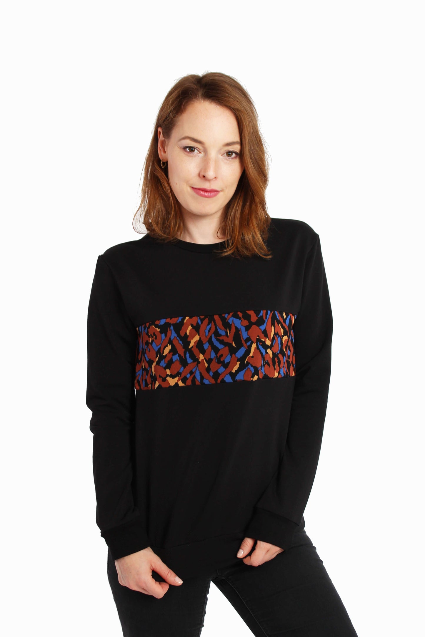 Frau, in einem schwarzen Pullover aus Baumwolle mit animal von LA.LUKA Berlin.