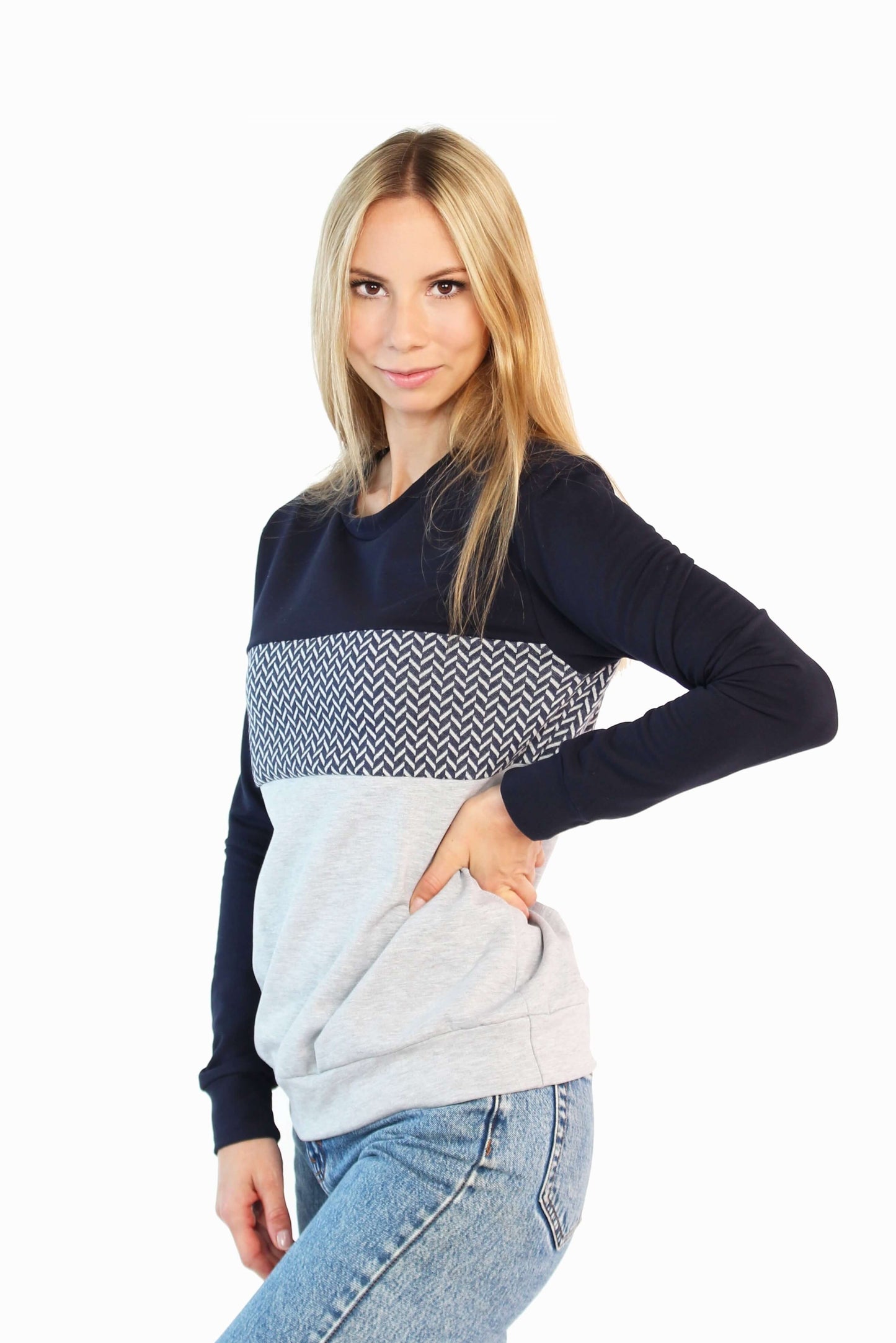 Model trägt Pullover in dunkelblau und grau meliert mit Rundhalsausschnitt von LA.LUKA Berlin.