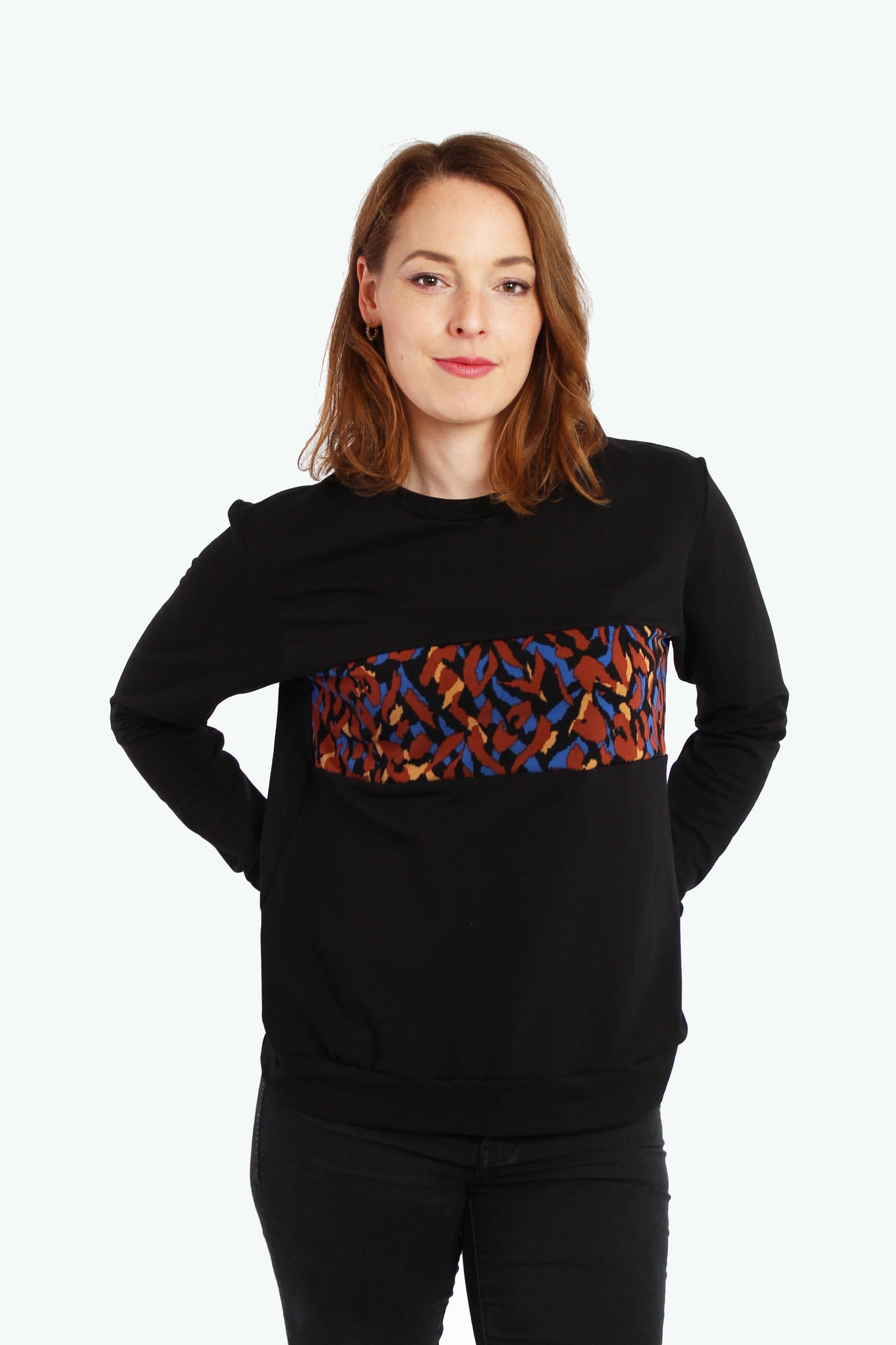 Frau, in einem schwarzen Pullover aus Baumwolle mit animal von LA.LUKA Berlin.