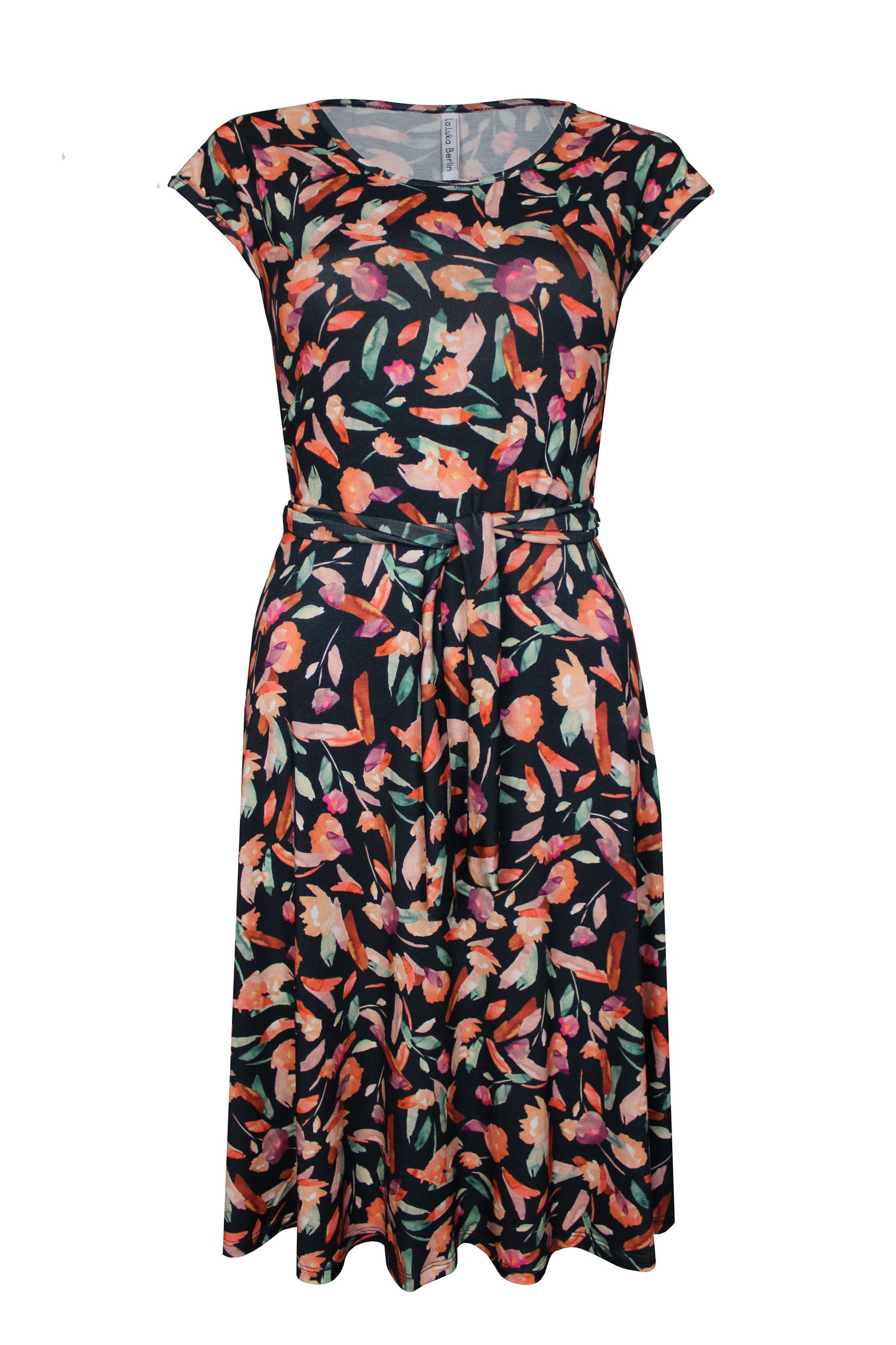 Knielanges Sommerkleid in dunkelblau mit bunten Blumenprint und Rundhalsausschnitt aus Jersey von LA.LUKA Berlin.