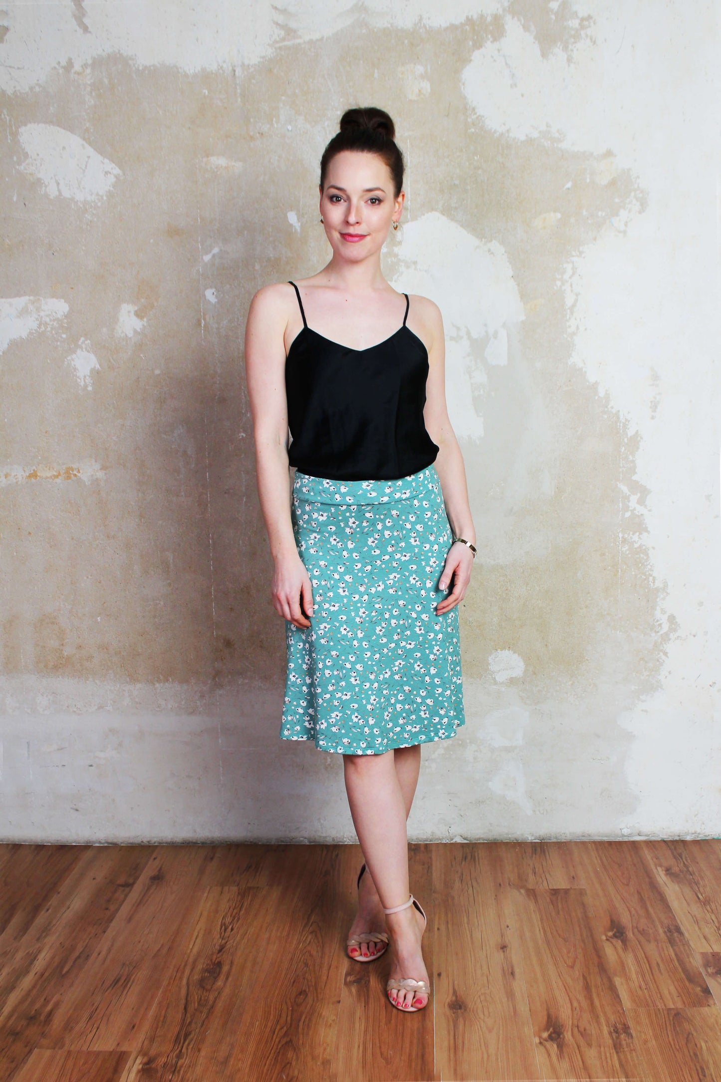 Model in einem knielangen Sommerrock aus Viskosejersey in mit mit Blumenprint von LA.LUKA Berlin.