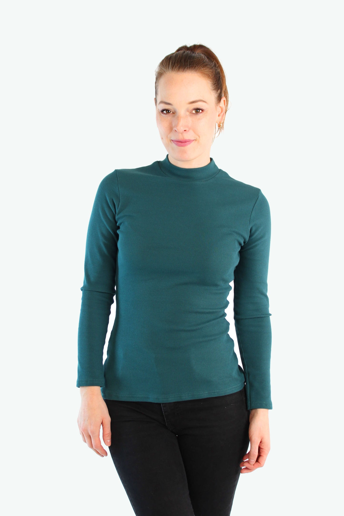 Damenoberteil Dunkelgrün mit Stehkragen und langem Arm von LA.LUKA Berlin – Herbsttop