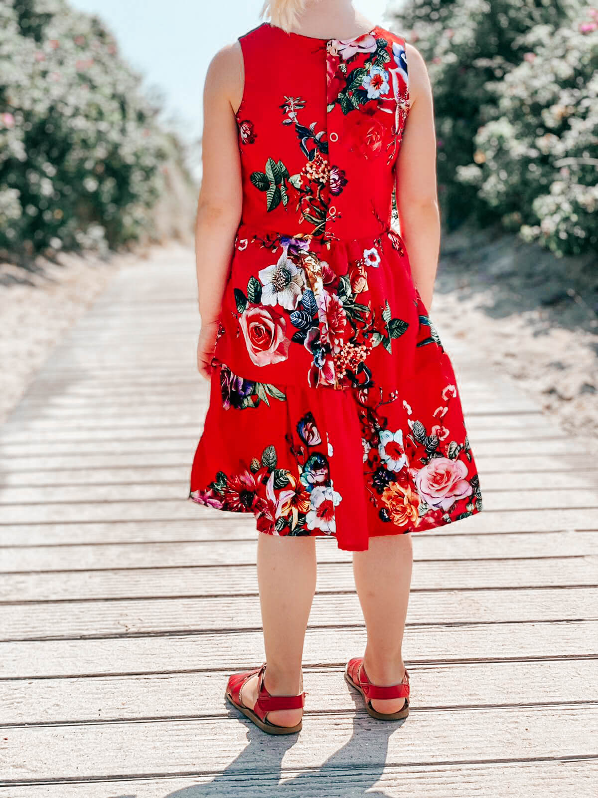 Blumenkleid in rot mit bunten Blumen von LA.LUKA Berlin Kids.