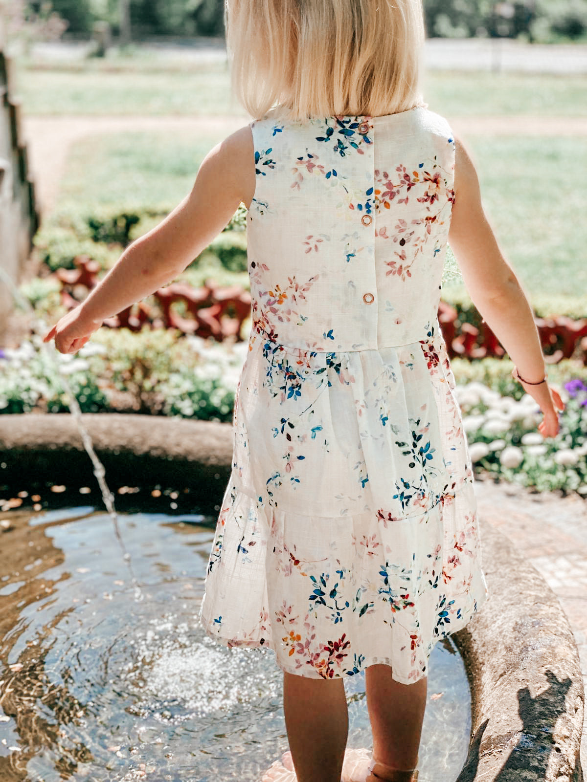 Blumenkleid in weiß mit bunten Blumen von LA.LUKA Berlin Kids.