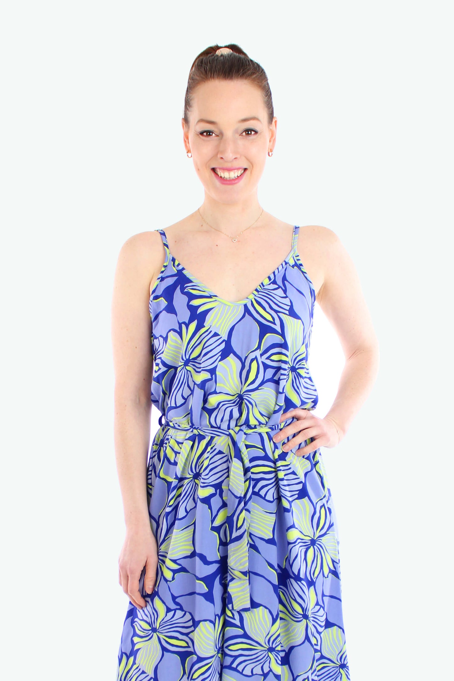 Frau trägt ein Midikleid mit blau-gelb geblümtem Muster und schmalen Trägern – leichtes Sommerkleid 2025 von LA.LUKA Berlin.