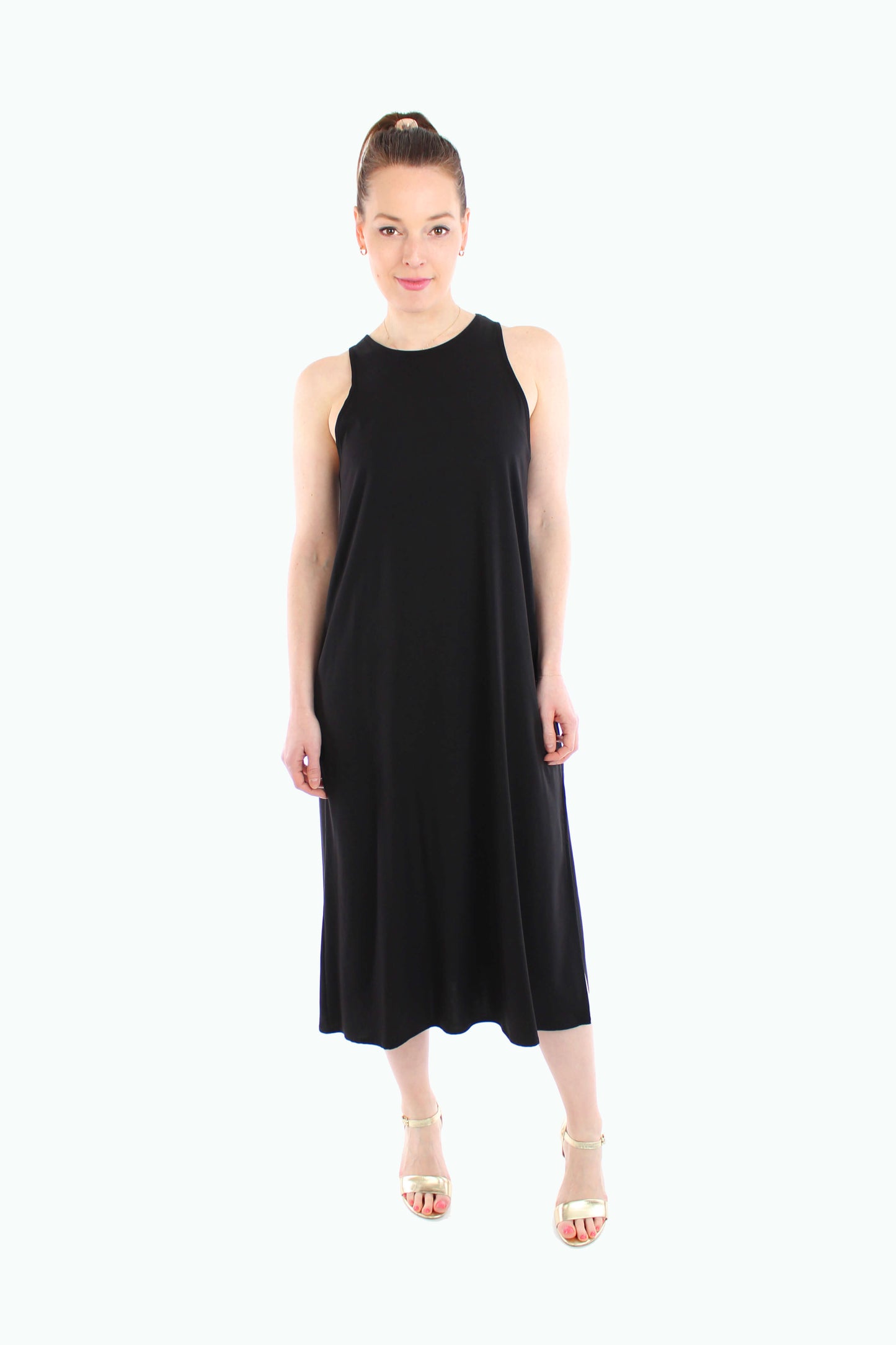 Frau trägt ein schwarzes Midikleid aus Viskose-Stretch mit lockerem Schnitt und seitlichem Schlitz – ideal als Sommerkleid 2025.