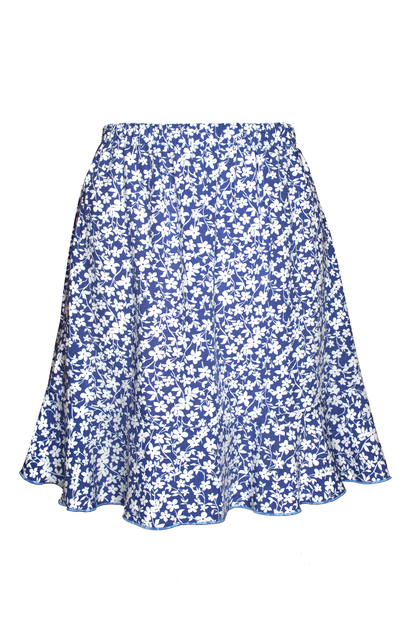 Minirock in hellblau mit weißem Blumenprint und Volantsaum.