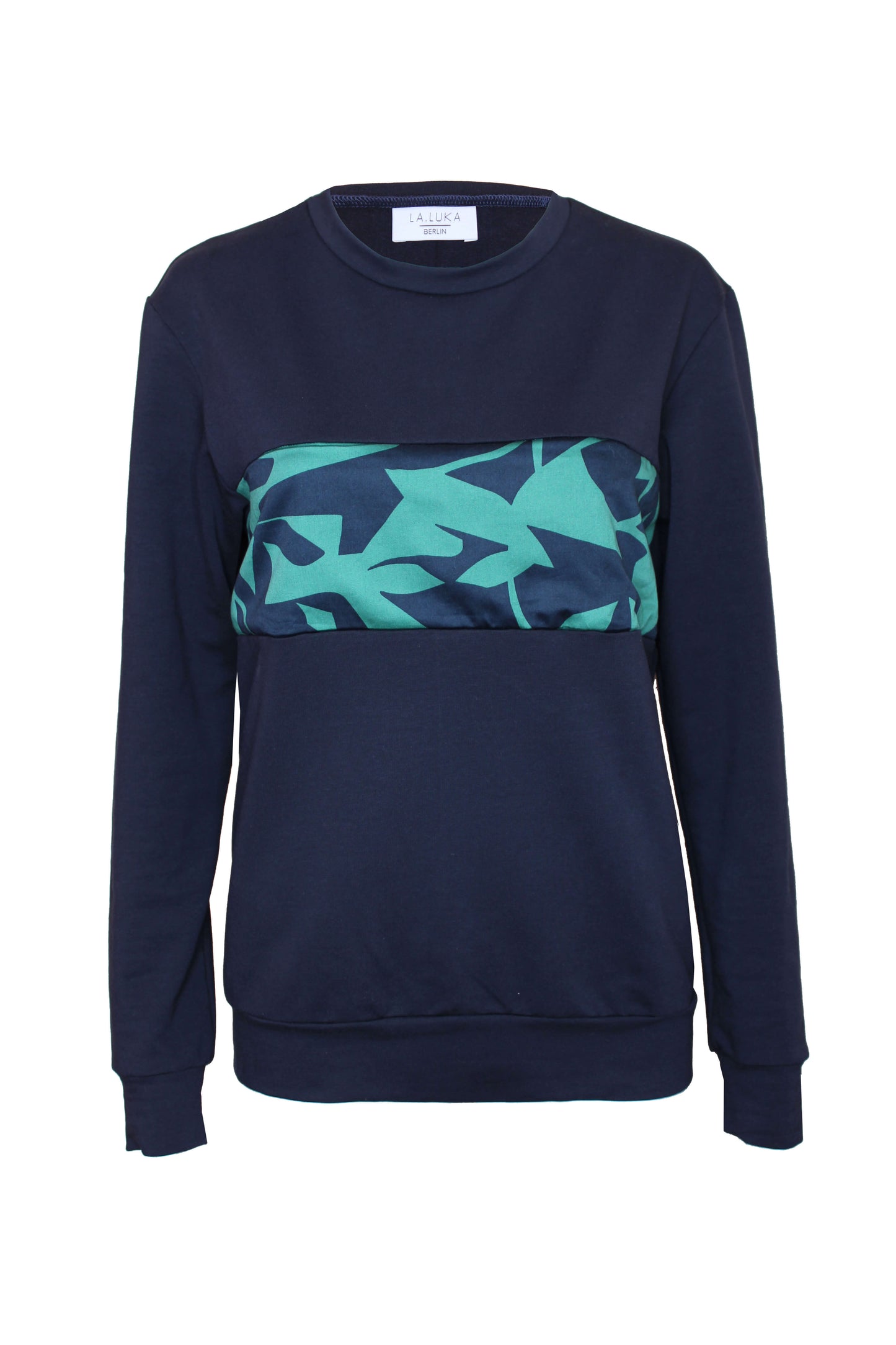 Dunkelblauer Sweater mit einem grün-blauen Muster auf der Brustpartie.