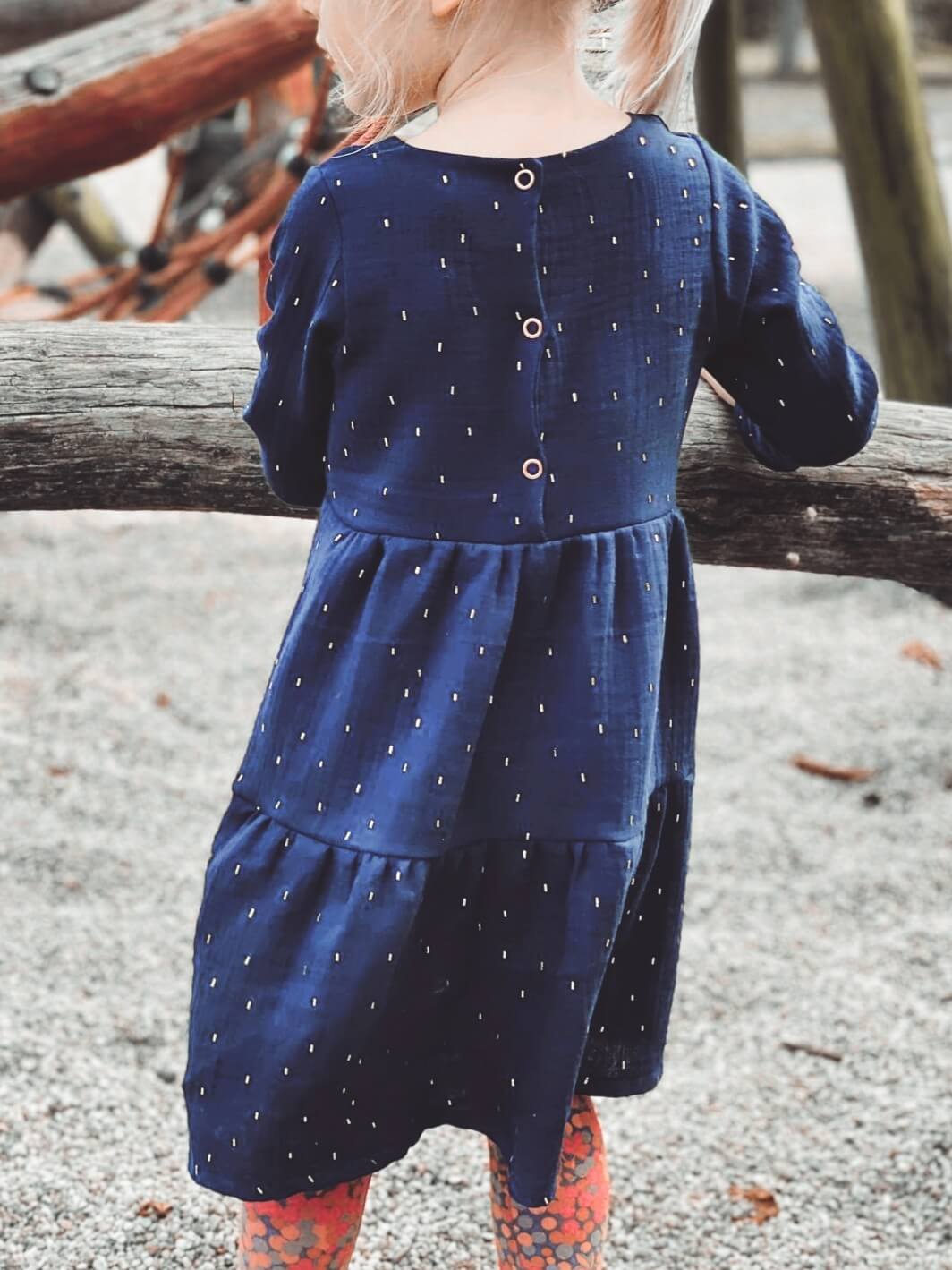 Kinderkleid in dunkelblau mit goldenen Punkten aus Musselinstoff von LA.LUKA Berlin.