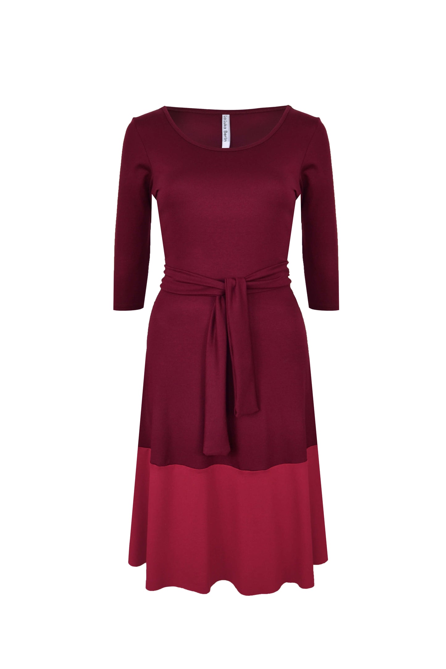 Elegnates Jerseykleid bordeauxrot von LA.LUKA Berlin im colour blocking-Stil.