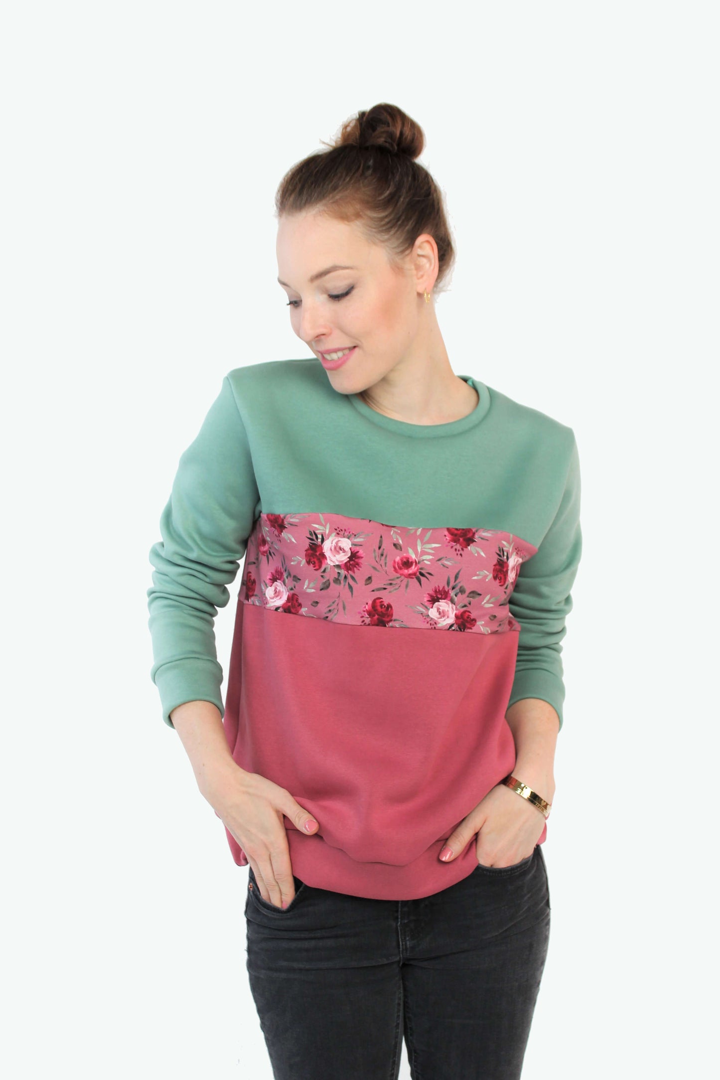 Model trägt einen Pullover aus Baumwolle in mint und rosé mit Blumenprint von LA.LUKA Berlin.