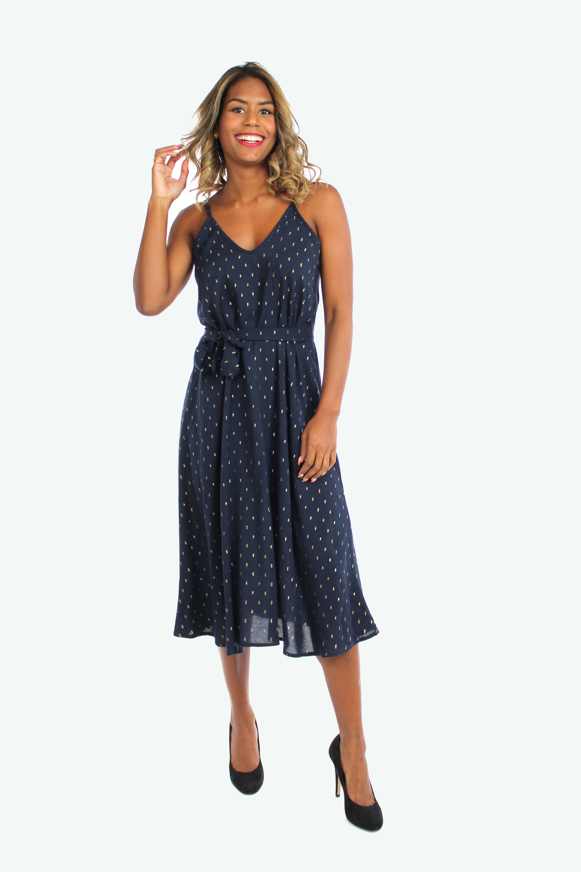 Frau, in einem dunkelblauen Midikleid mit goldenen Punkten und Spaghettiträgern aus Viskose von LA.LUKA Berlin – elegantes Sommerkleid 2025.