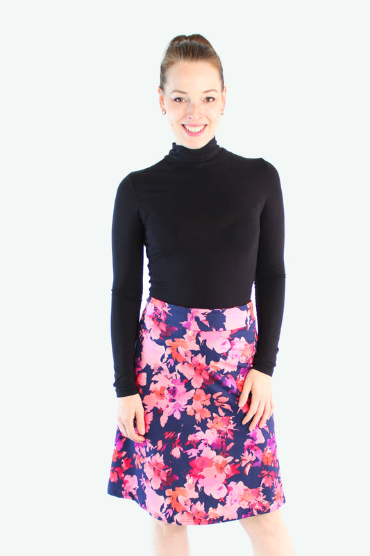 A-Linienrock mit pinkem Blumenprint – perfekter Damenrock für den Herbst 2025.