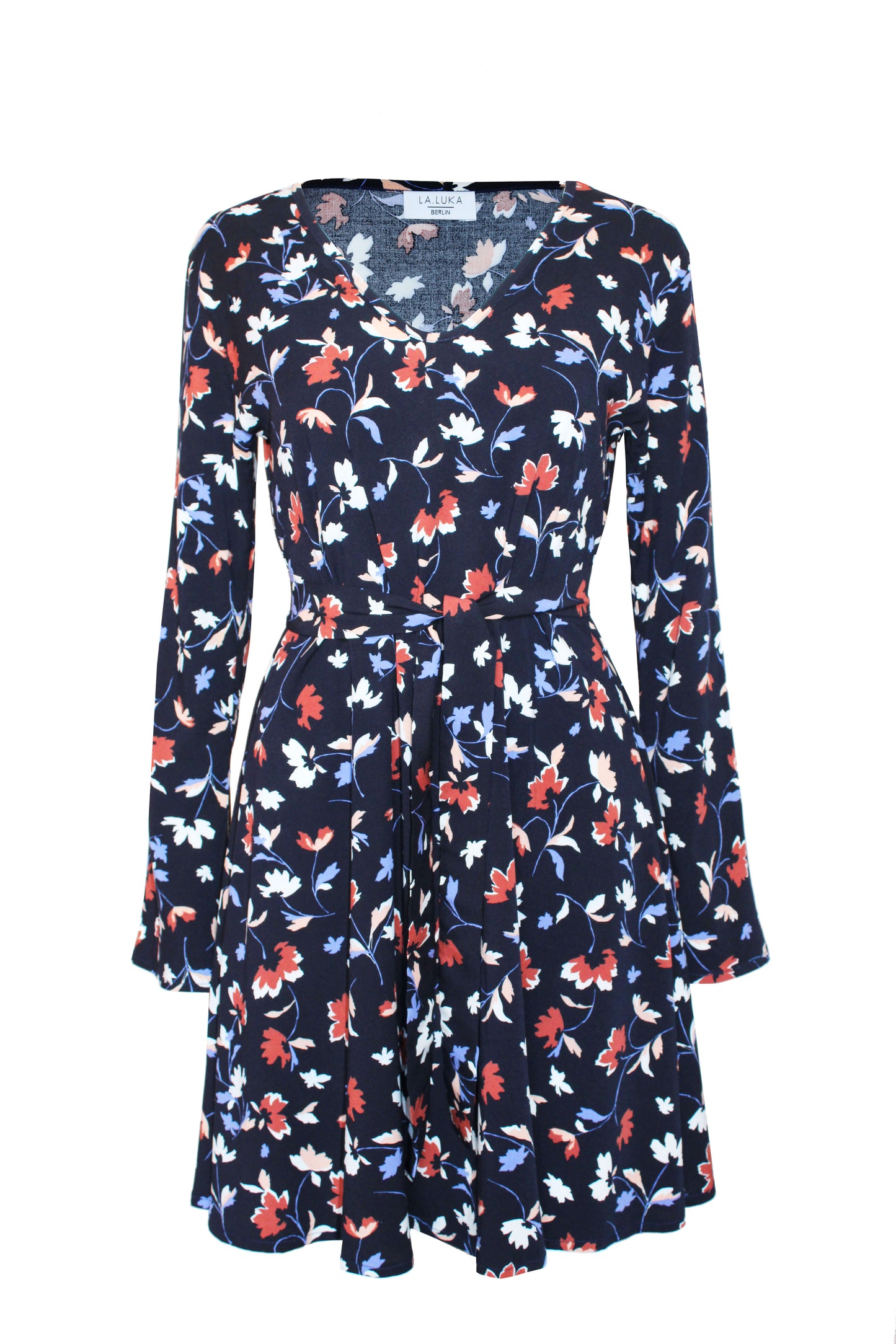 Detailansicht Herbstkleid V-Ausschnitt & Print – Herbst 2025 Damenmode aus Berlin.