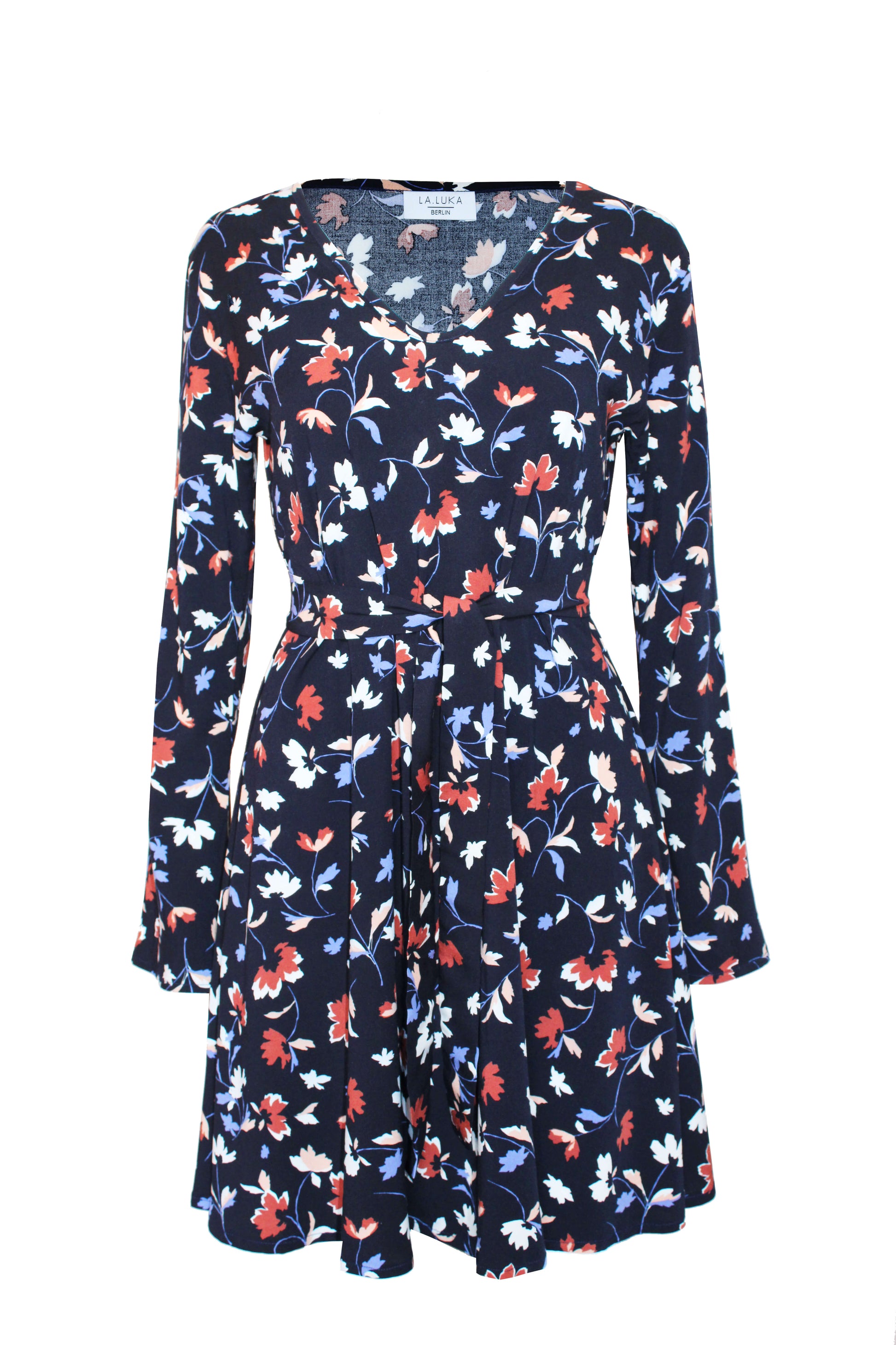 Detailansicht Herbstkleid V-Ausschnitt & Print – Herbst 2025 Damenmode aus Berlin.