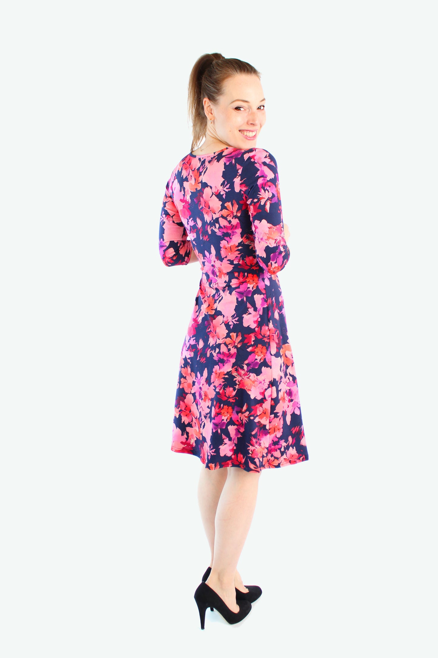 Jerseykleid in Dunkelblau mit pink-rotem Blumenprint, leicht ausgestellten Rockteil und den floralen Print über die gesamte Rückseite.