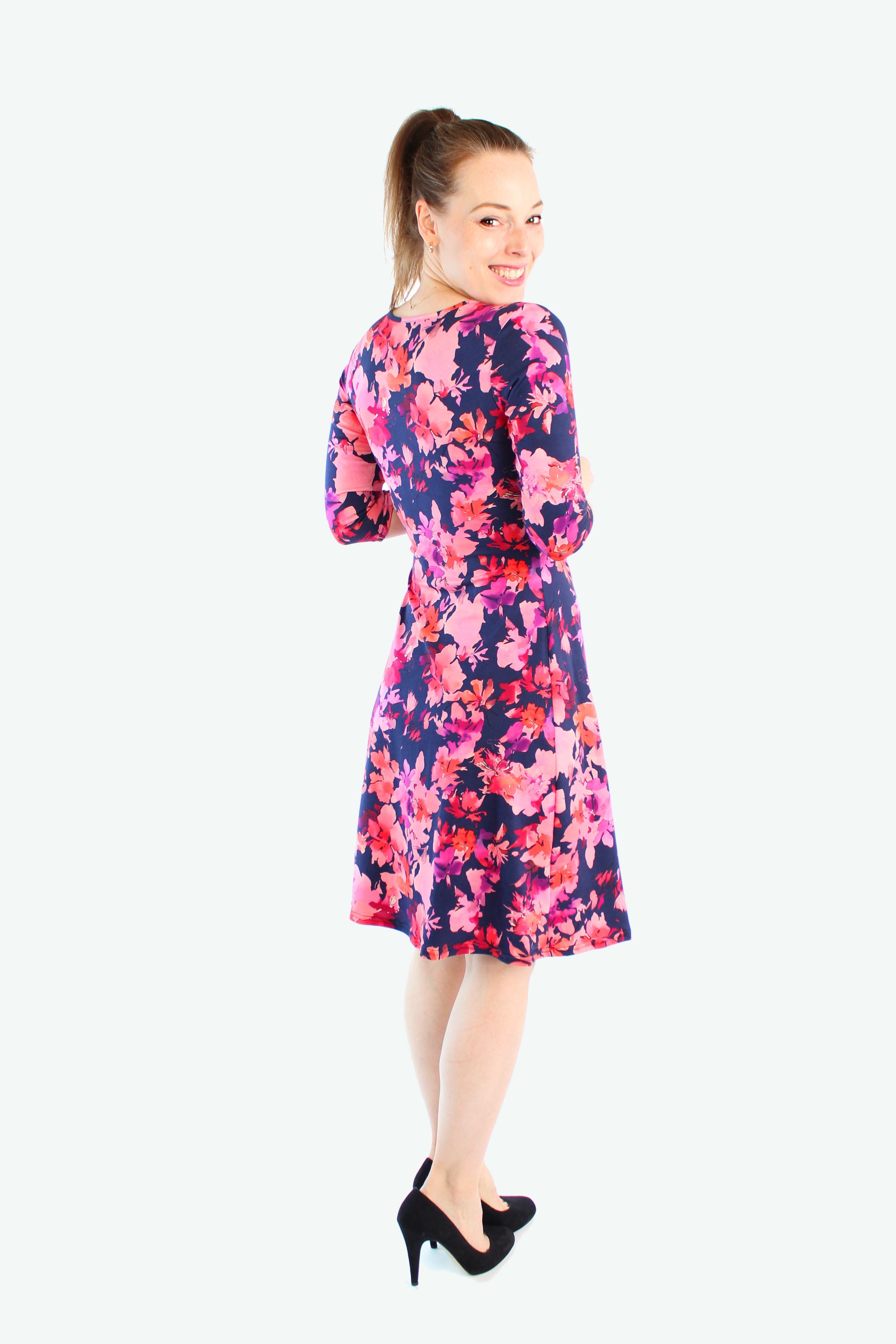 Jerseykleid in Dunkelblau mit pink-rotem Blumenprint, leicht ausgestellten Rockteil und den floralen Print über die gesamte Rückseite.