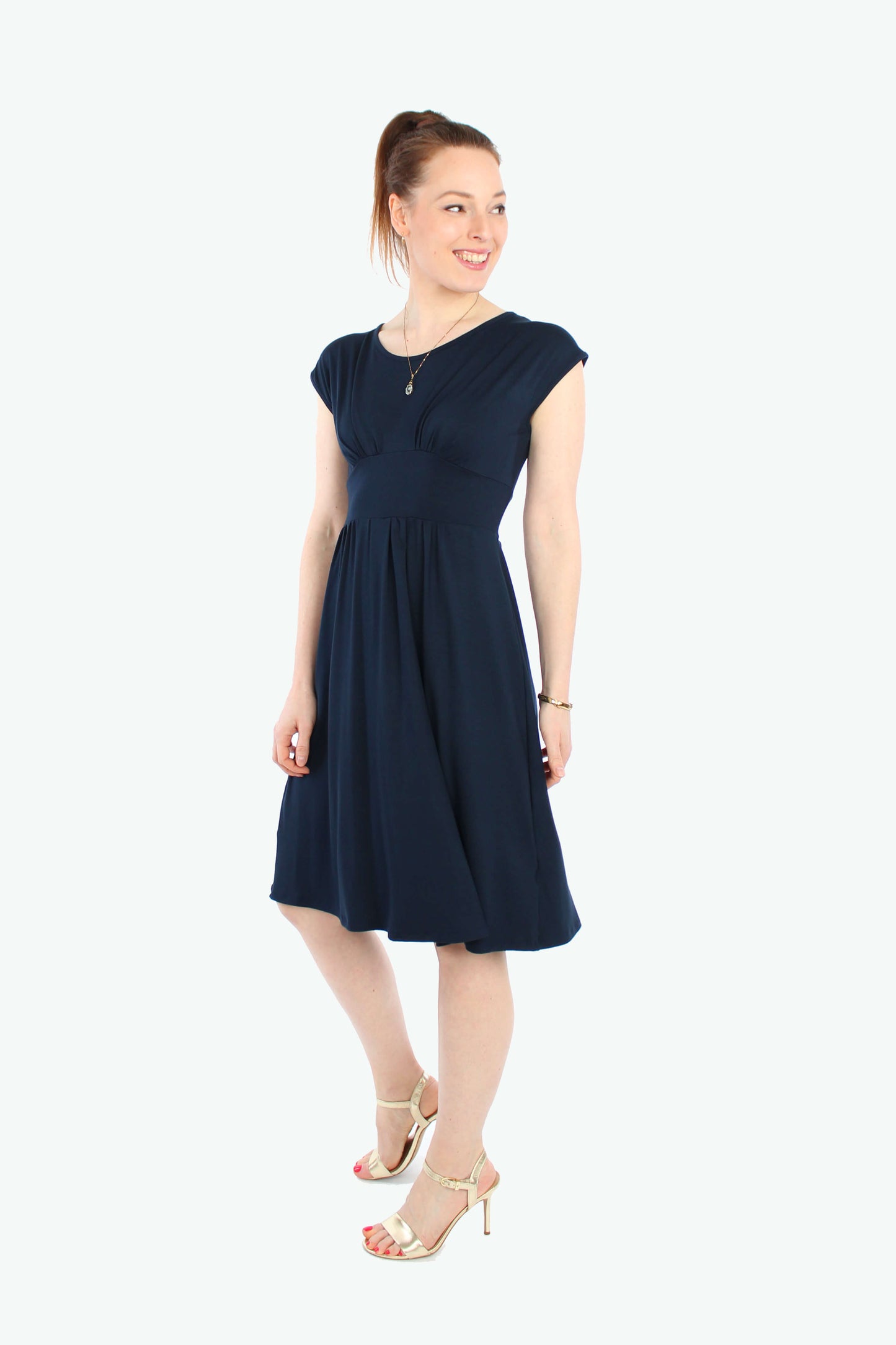 Model, in einem dunkelblauen Sommerkleid aus Jersey von LA.LUKA Berlin.