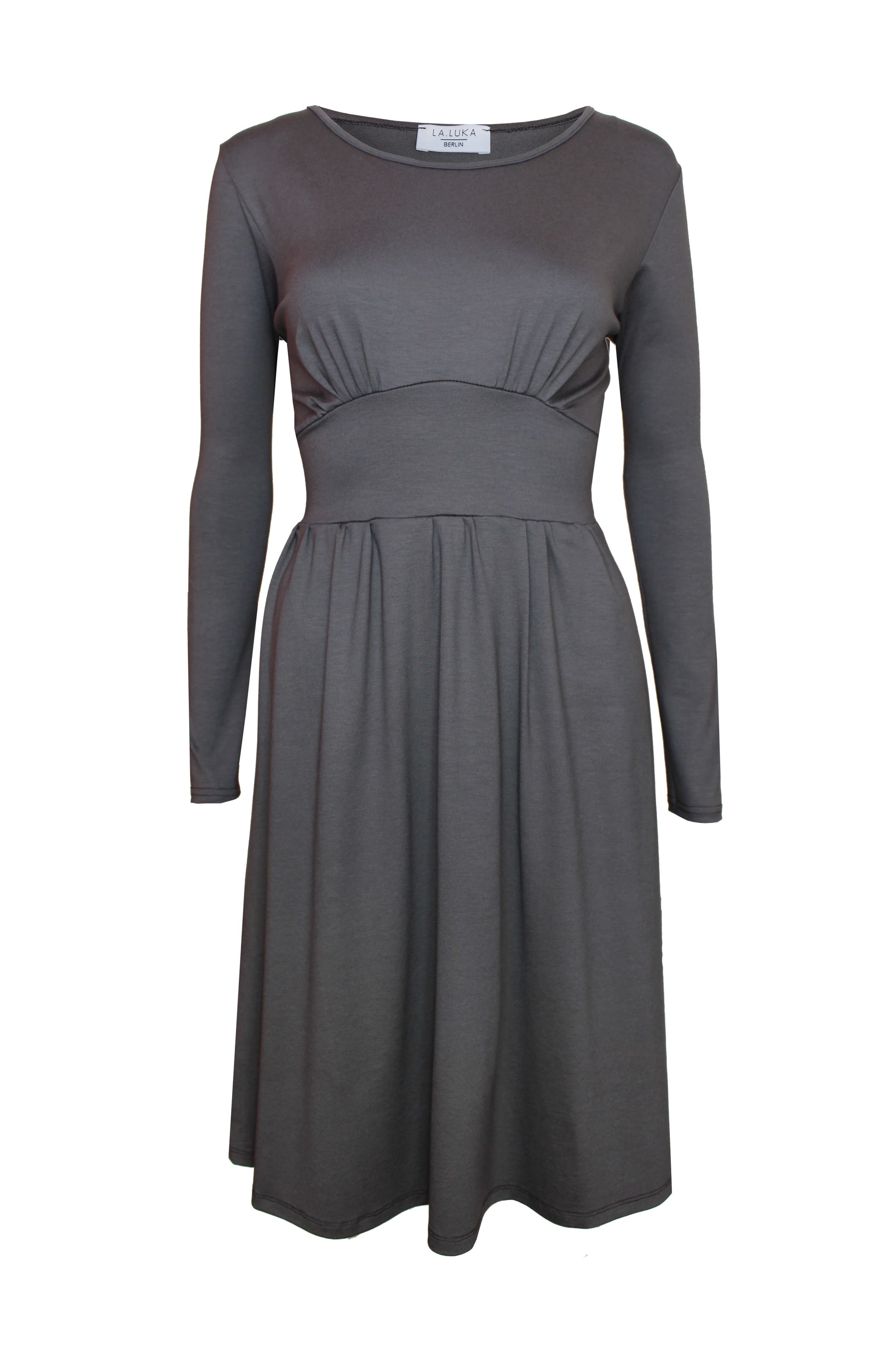 Elegantes, knielanges Kleid in taupe mit langen Ärmeln und gerafftem Rockteil von LA.LUKA Berlin. 