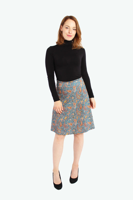 Knielanger  A-Linienrock aus Baumwolljersey in jeansblau mit Paisleymuster - LA.LUKA Berlin