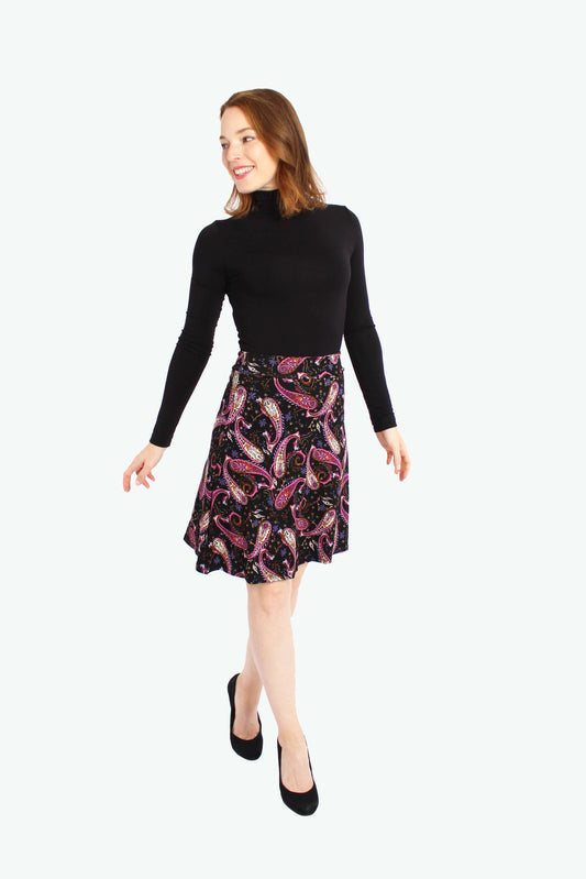 Knielanger Jerseyrock in schwarz mit Paisleymuster - LA.LUKA Berlin