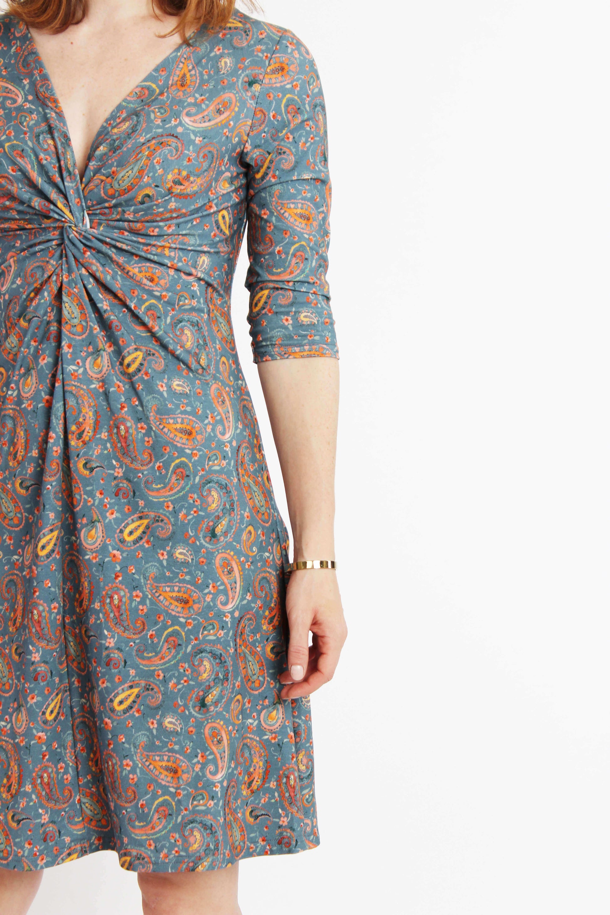 Detailaufnahme von einem knielangen Knotenkleid in jeansblau mit Paisleymuster aus Baumwolle von LA.LUKA Berlin.