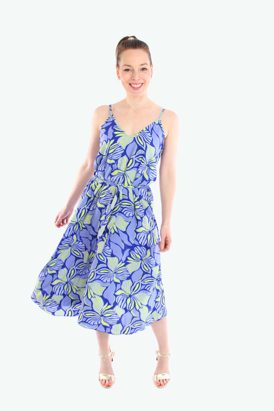 Leicht schwingendes Midikleid aus Viskose mit Spaghettiträgern, floral gemustert in Blau, neon Gelb und Lila.