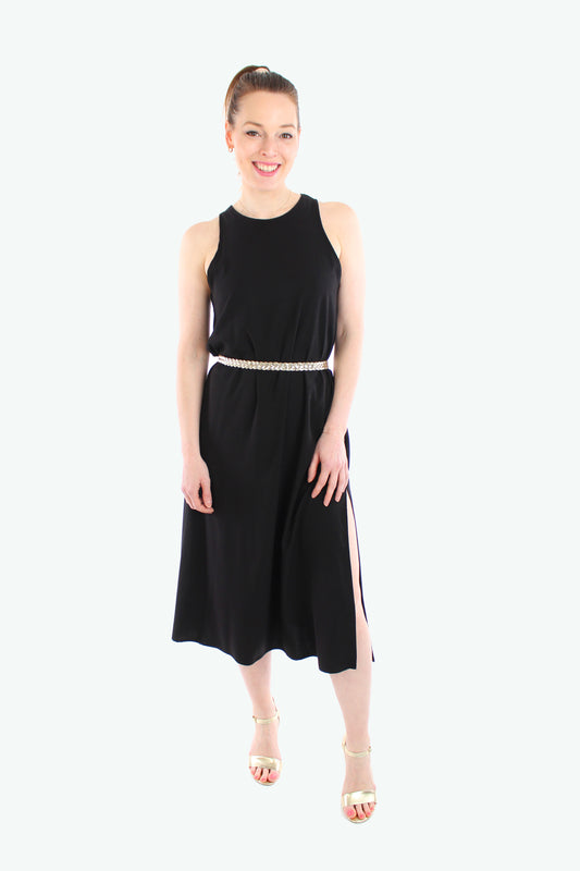 Midikleid aus Viskose-Stretch in Schwarz mit seitlichem Schlitz, locker getragen oder mit Gürtel gestylt – Sommer 2025.