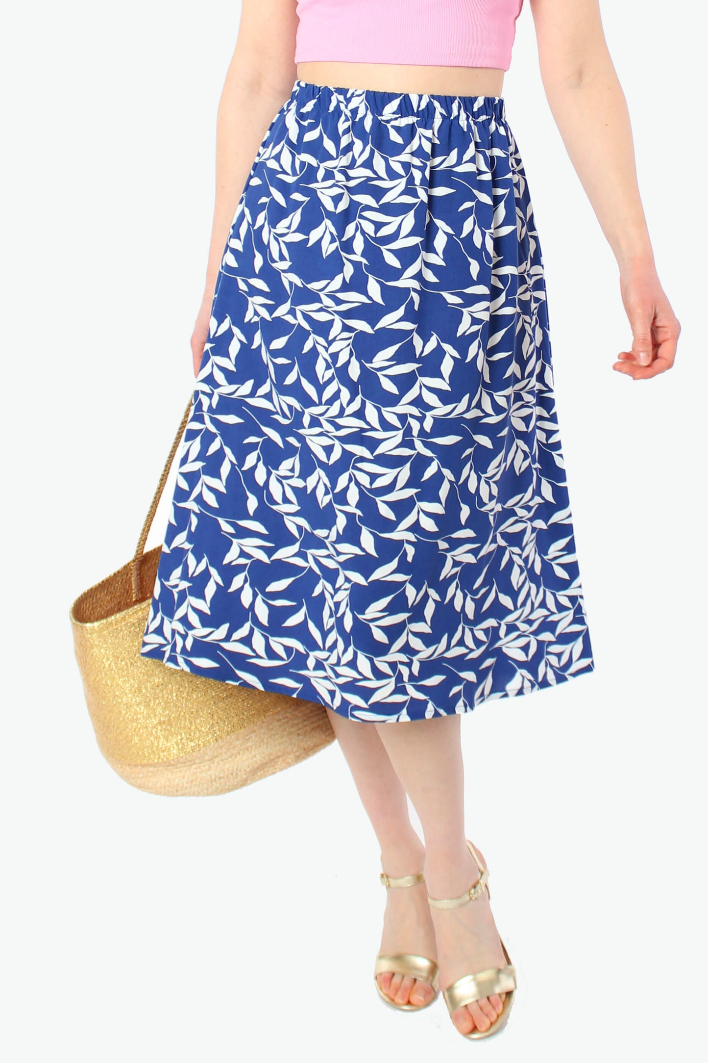 Detailansicht vom blauen Sommerrock aus 100% Viskose, Midirock mit weißem Blätter-Muster, fließender Stoff und angenehme Leichtigkeit.
