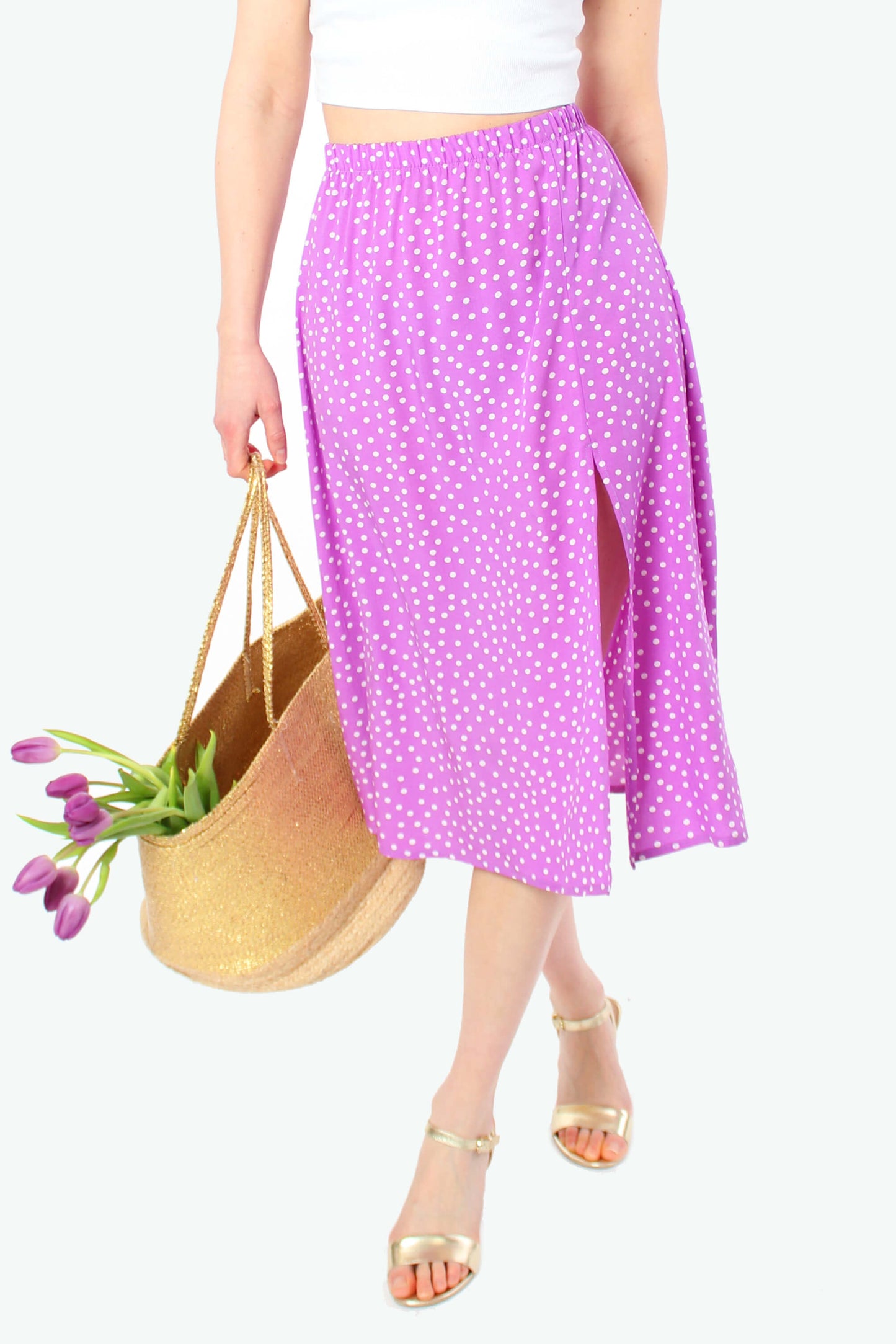 Detailaufnahme vom lila Sommerrock mit weißen Punkten, elastischer Gummibund und weich fallender Viskose.