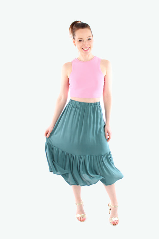 Luftiger Midirock für Damen in Salbeigrün aus weich fließendem Viskose-Crepe, mit schwingendem Volantsaum – perfekt für feminine Sommer-Looks.