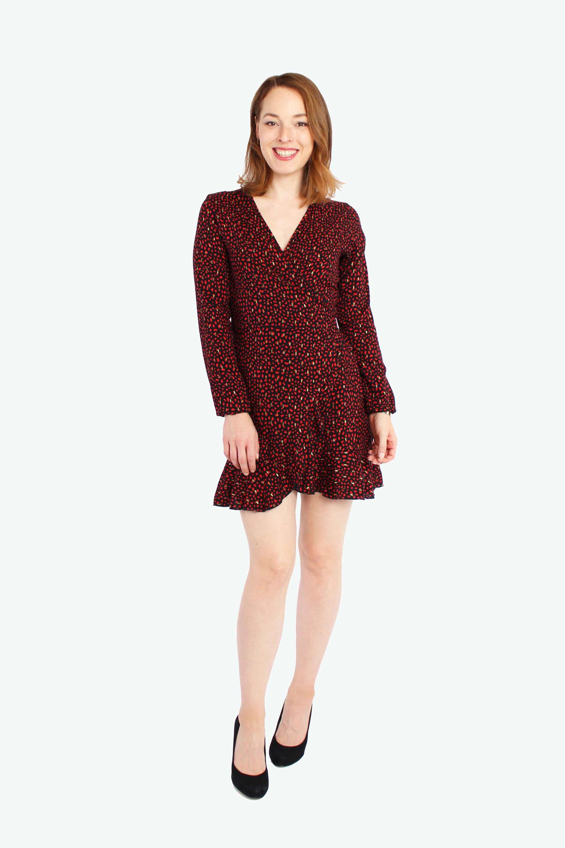 Kurzes Wickelkleid in schwarz mit roten und goldenen Punkten und Volants von LA.LUKA Berlin.