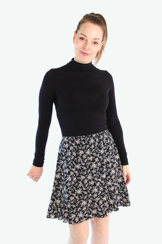 Nahaufnahme vom schwarzen Minirock mit Blumenprint – LA.LUKA Berlin Damenrock aus Viskose.