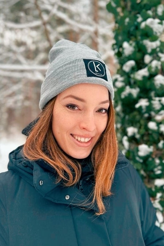 Frau trägt graue Mütze mit dem Logo von LA.LUKA Berin.