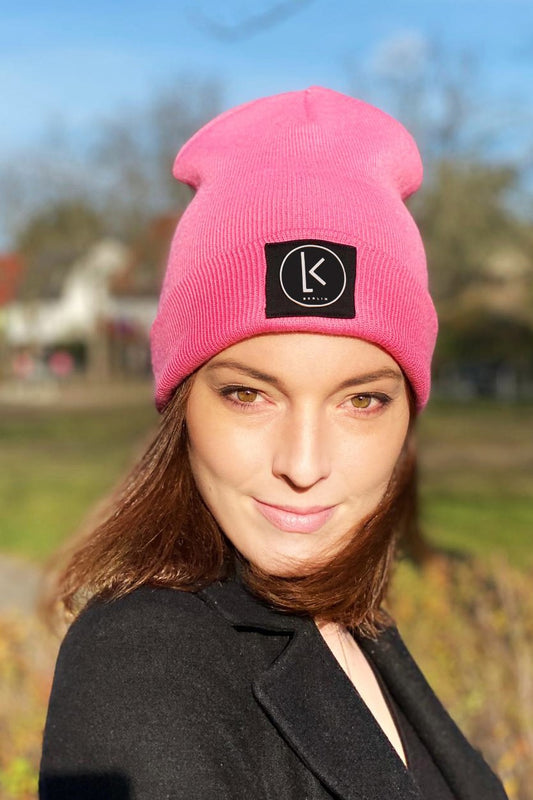 Frau, trägt Beanie in pink mit LOGO von LA.LUKA Berlin.