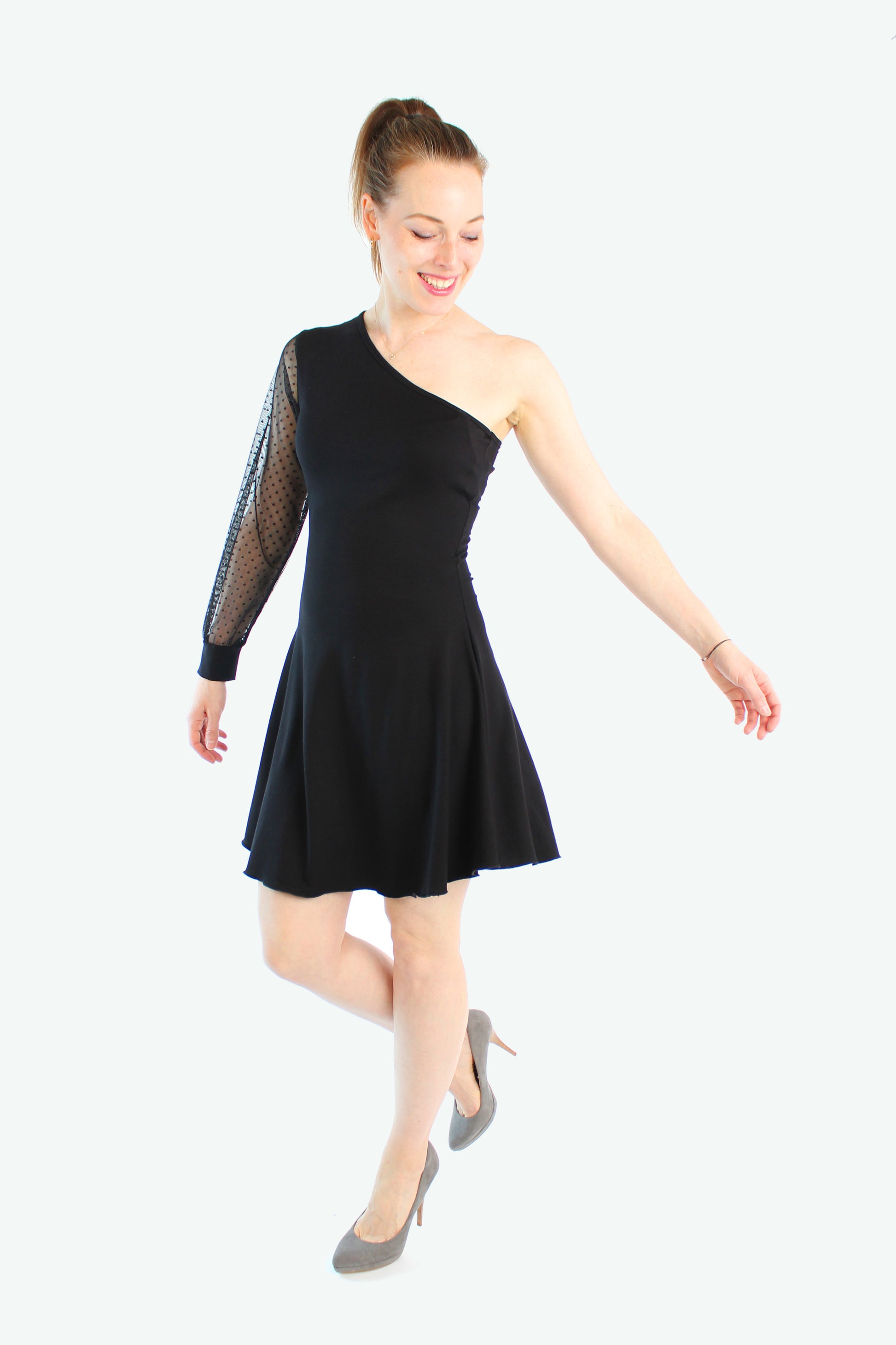 Model trägt ein schwarzes One-Shoulder Kleid mit Tüllärmel – festliches Damenkleid aus Berlin von LA.LUKA.