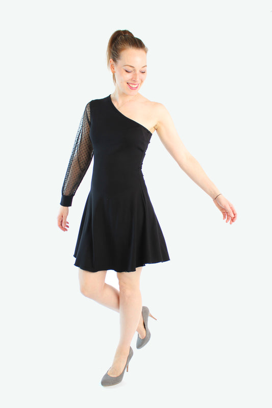 Model trägt ein schwarzes One-Shoulder Kleid mit Tüllärmel – festliches Damenkleid aus Berlin von LA.LUKA.